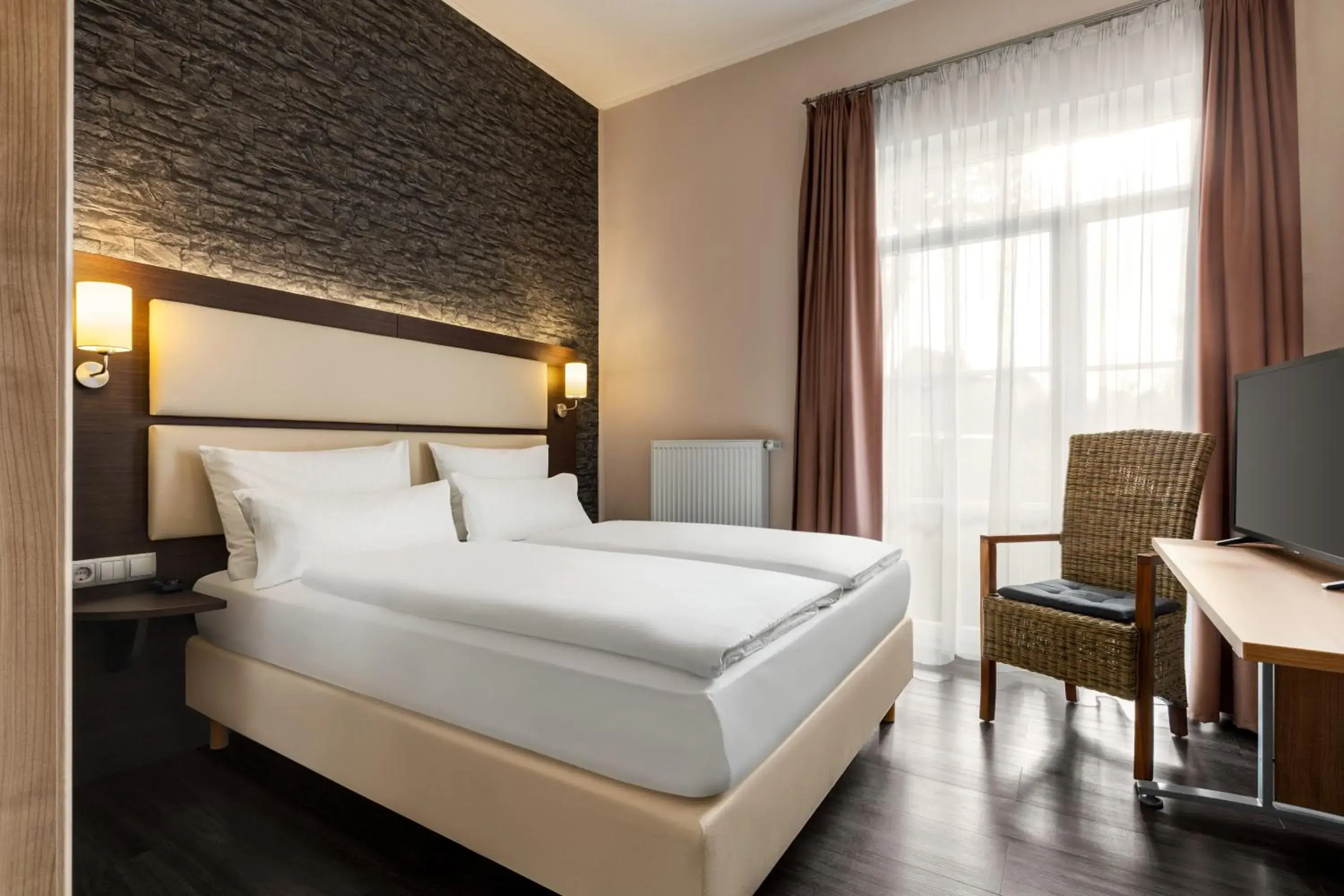 Photo of the whole room, Bed in Amedia Express Bielefeld, Trademark Collection by Wyndham Photo of the whole room, Bed in Amedia Express Bielefeld, Trademark Collection by Wyndham