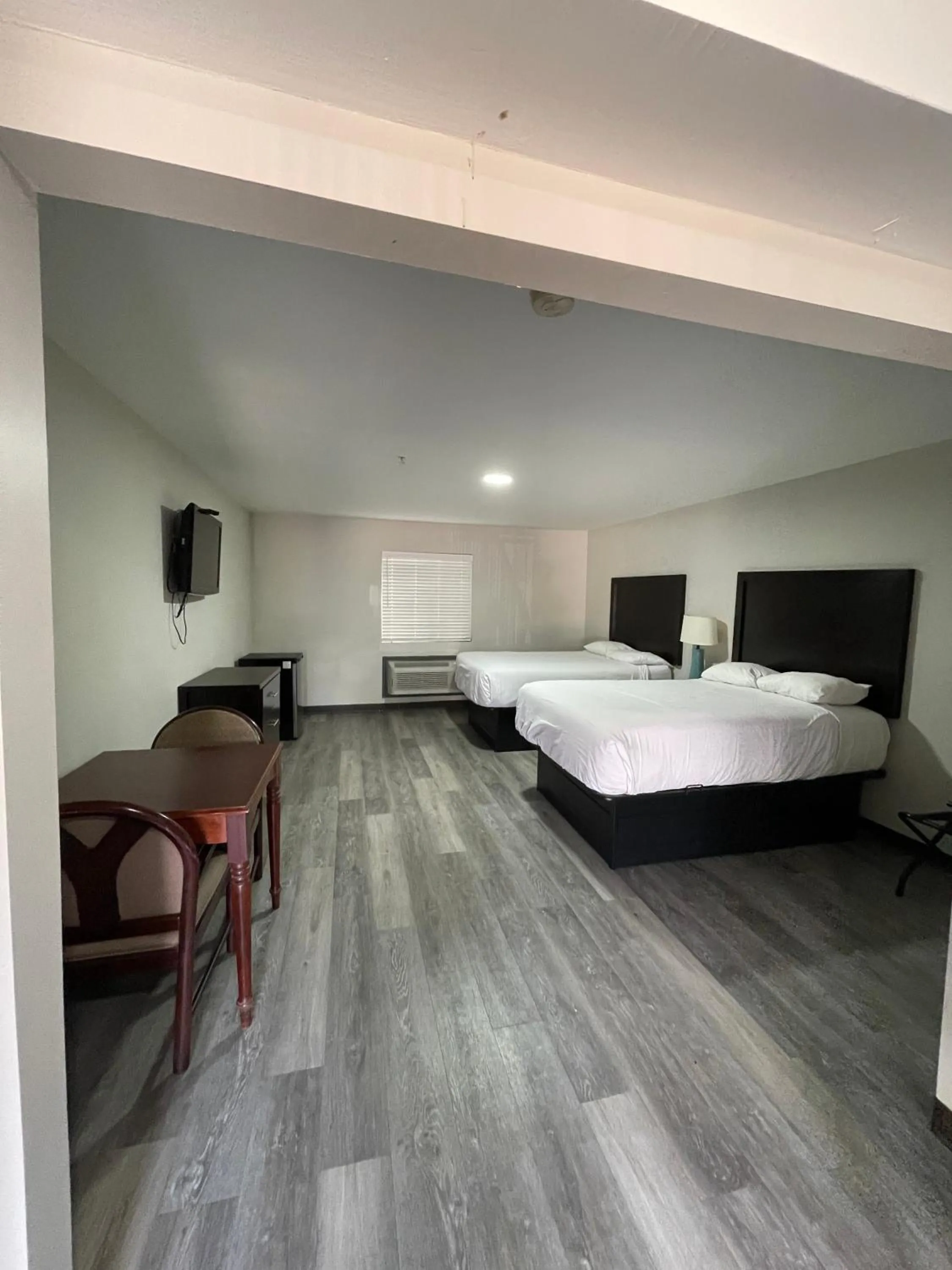 Photo of the whole room, Bed in High Falls Inn & Suites