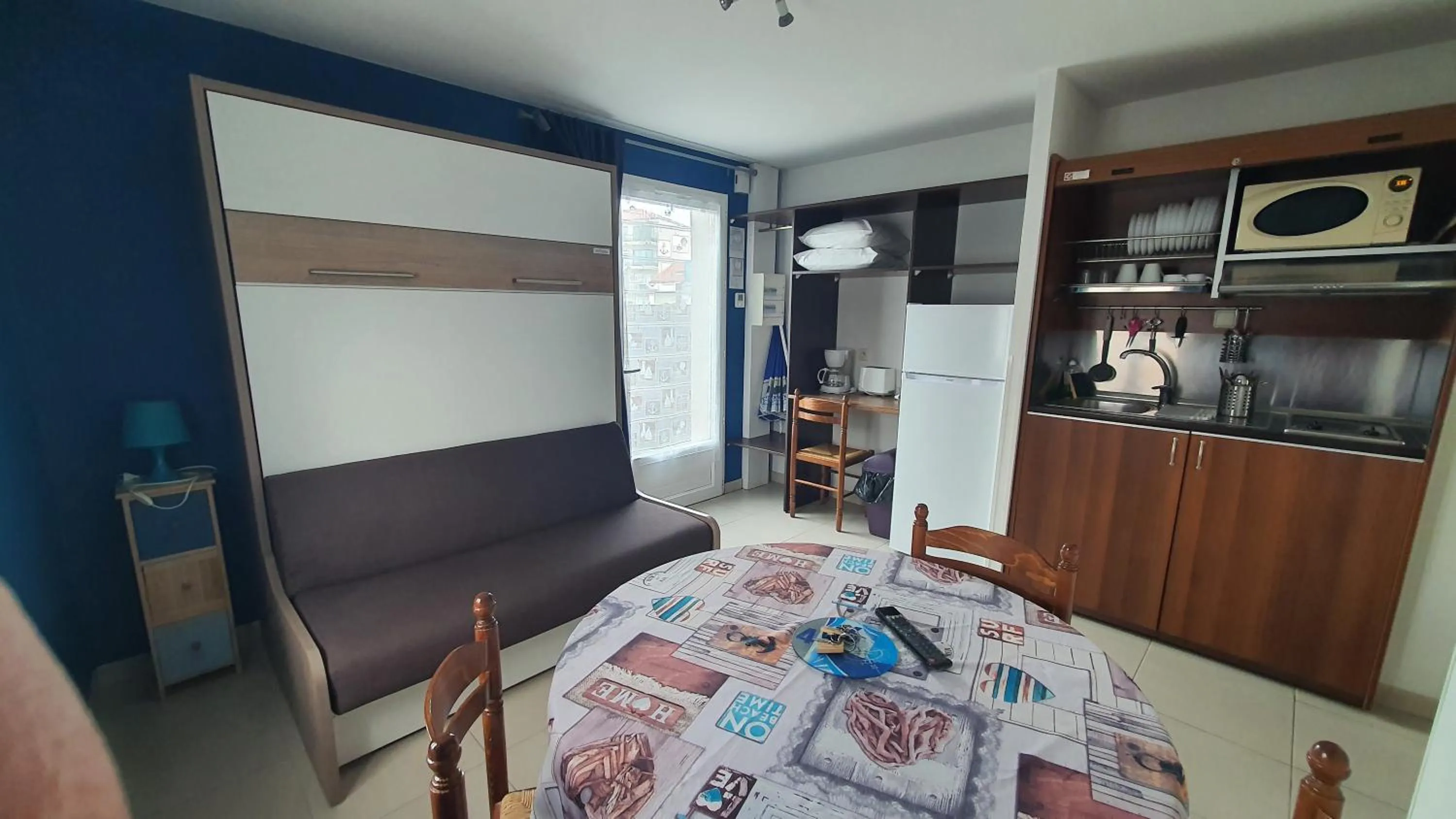 Kitchen or kitchenette, Bed in La Vigie Vacances