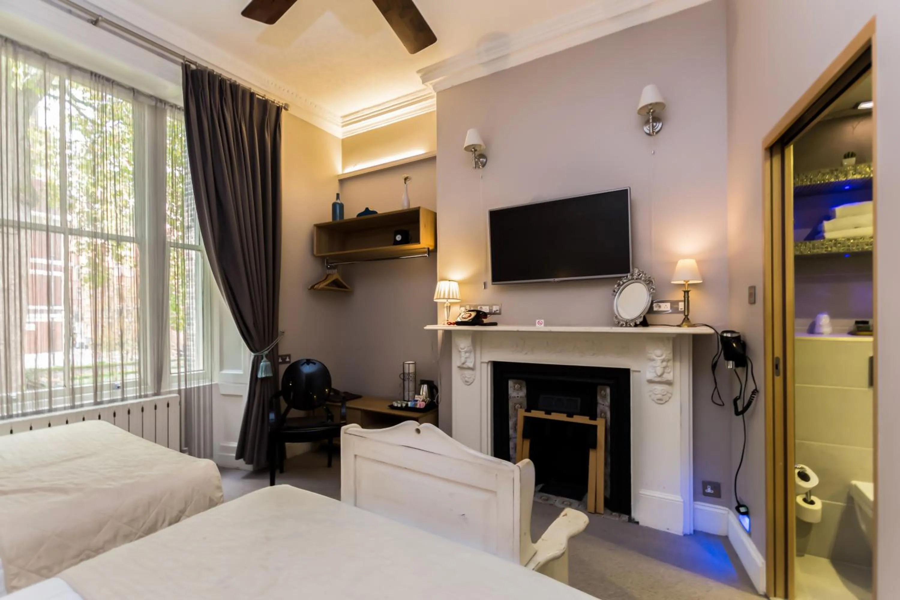 TV and multimedia, Bed in Arosfa Hotel London by Compass Hospitality