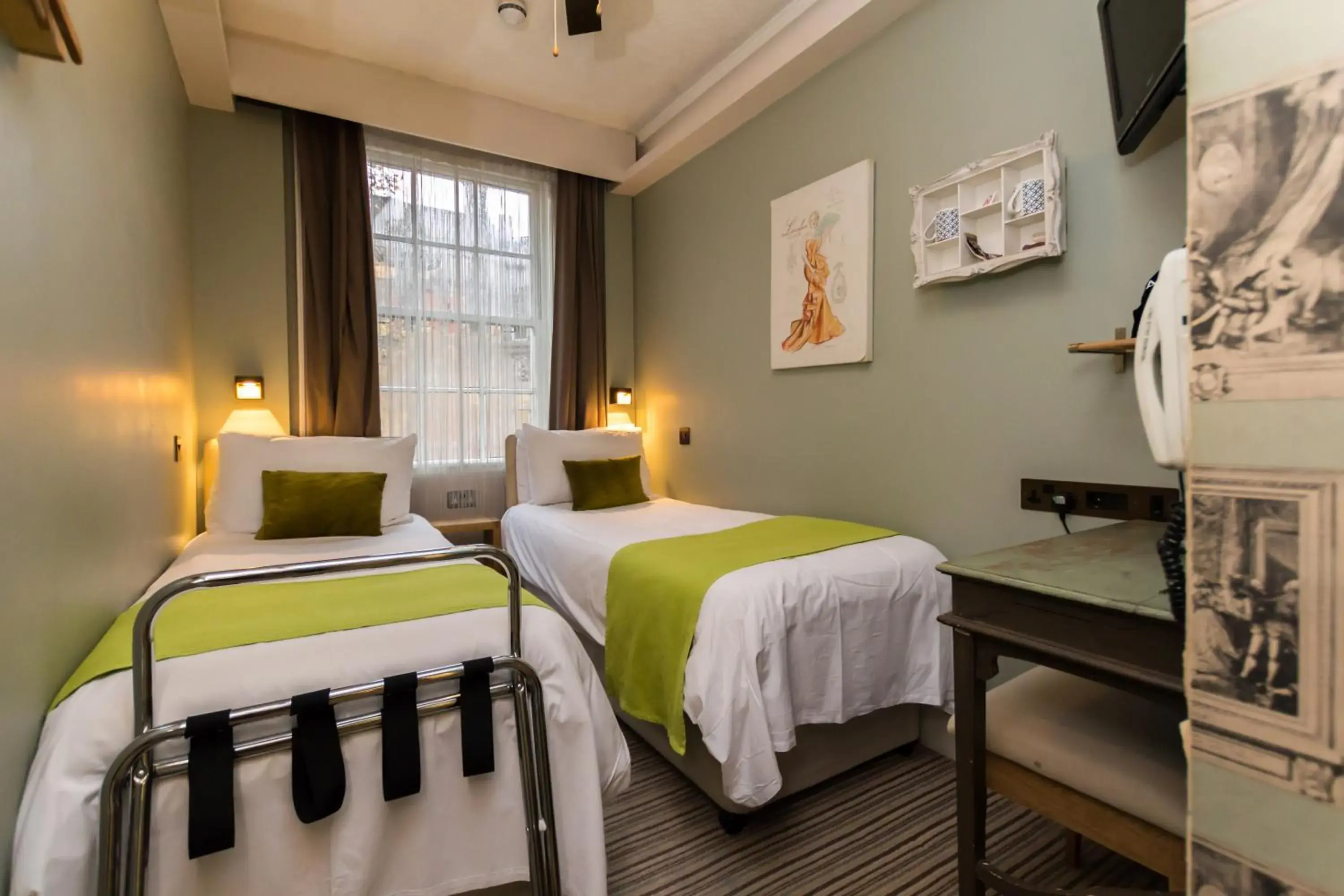 Twin Room in Arosfa Hotel London by Compass Hospitality Twin Room in Arosfa Hotel London by Compass Hospitality