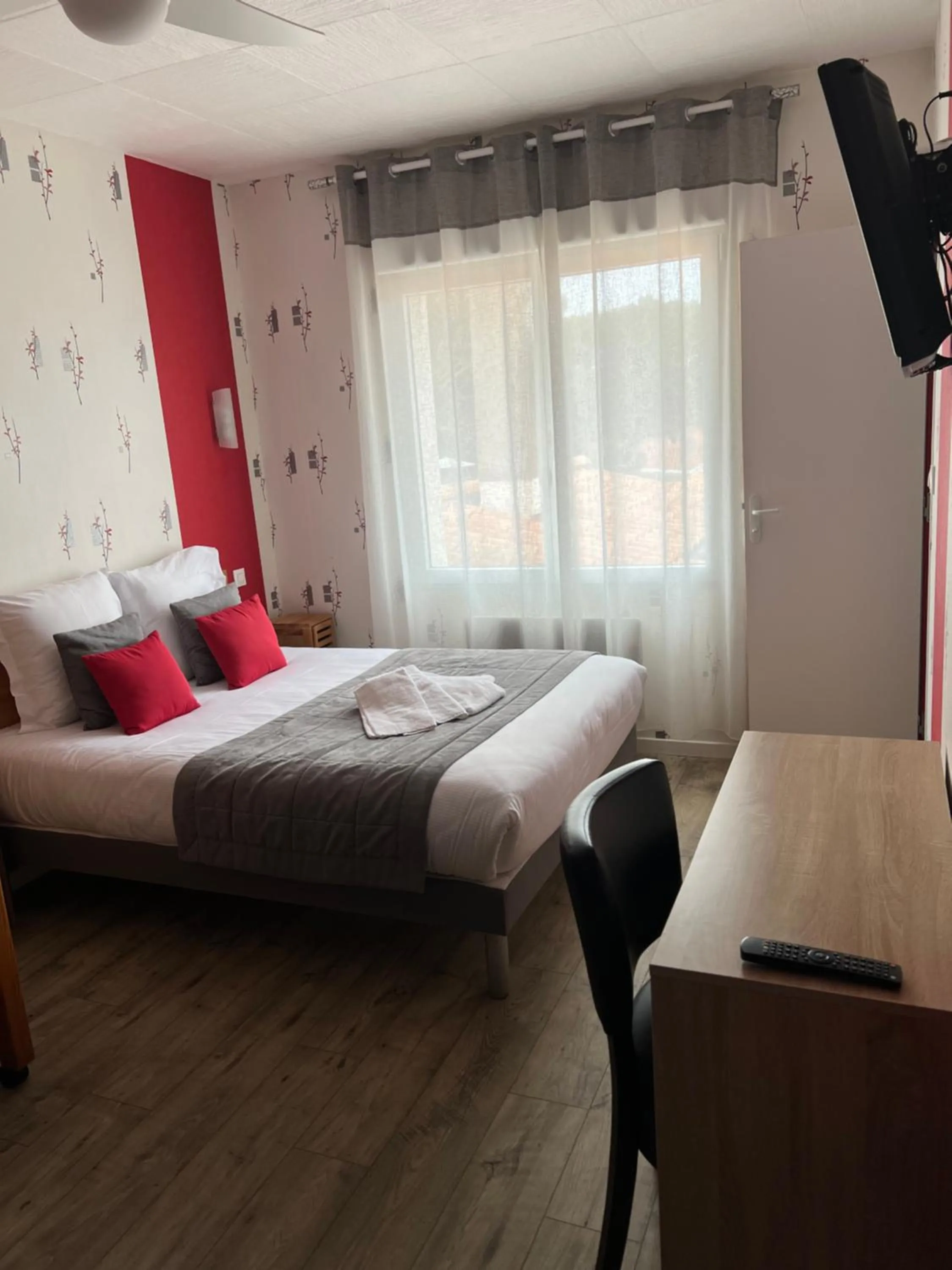 Photo of the whole room, Bed in Au Petit Bonheur