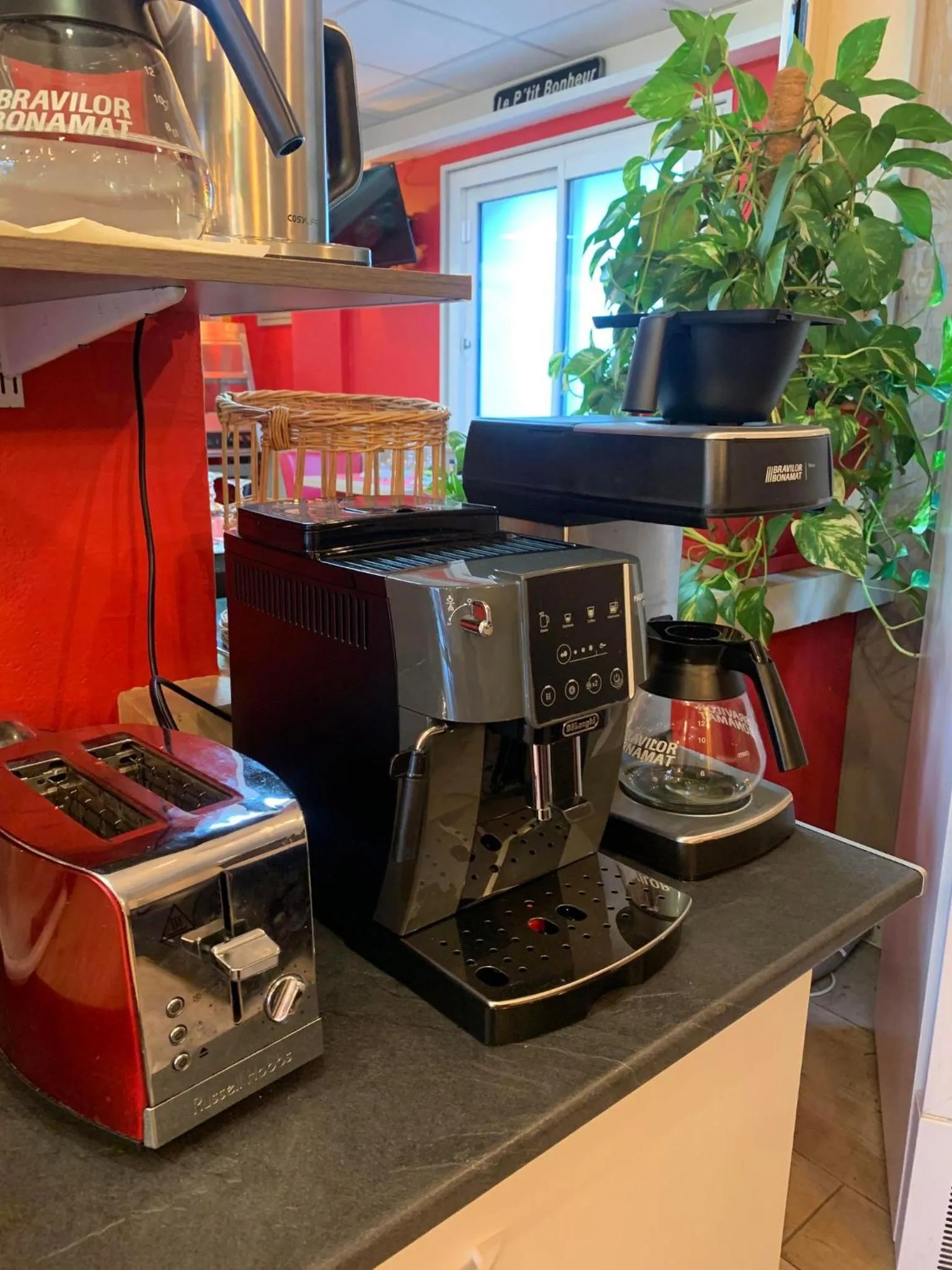 Coffee/tea facilities in Au Petit Bonheur