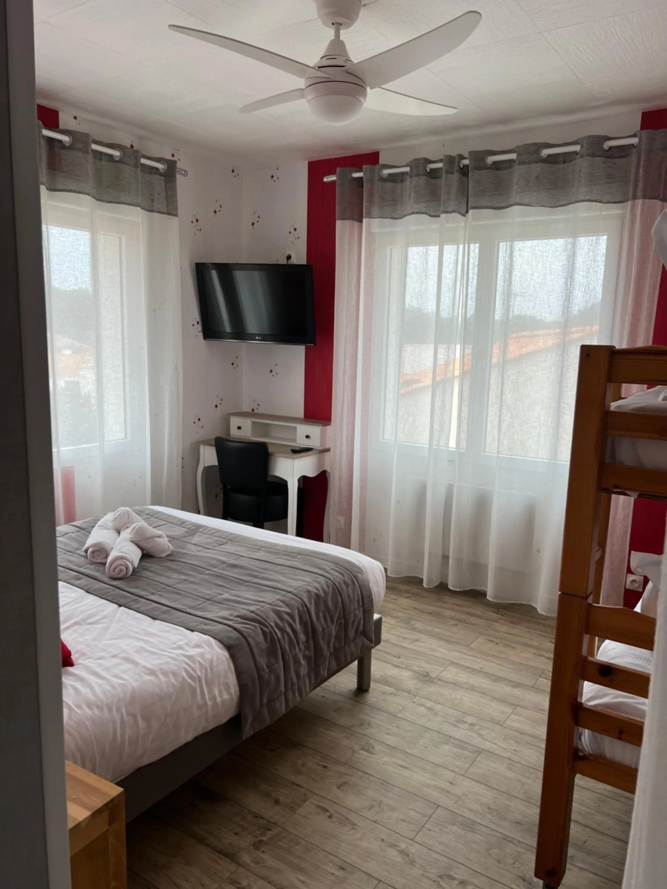 Photo of the whole room, Bed in Au Petit Bonheur