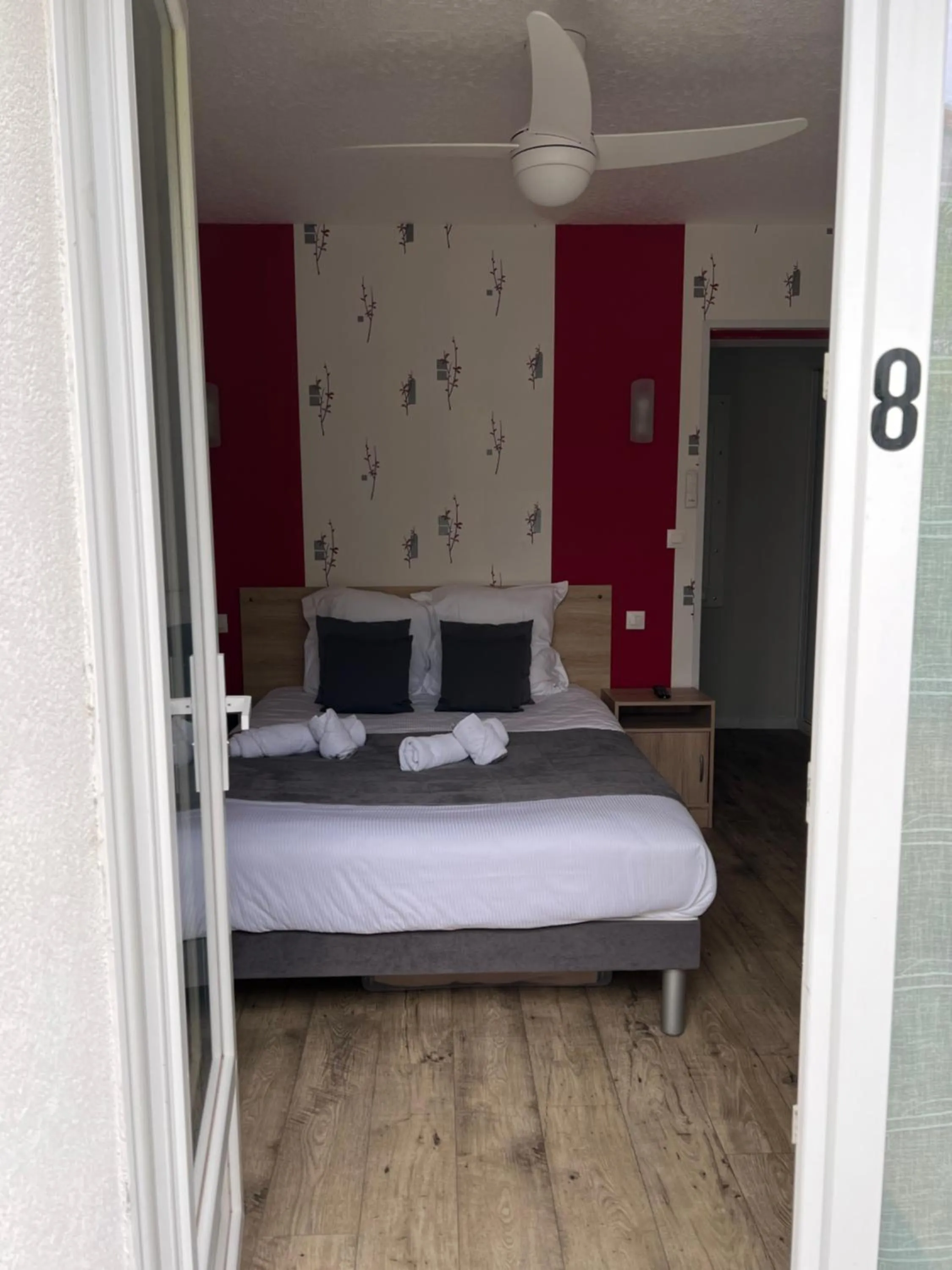 Photo of the whole room, Bed in Au Petit Bonheur