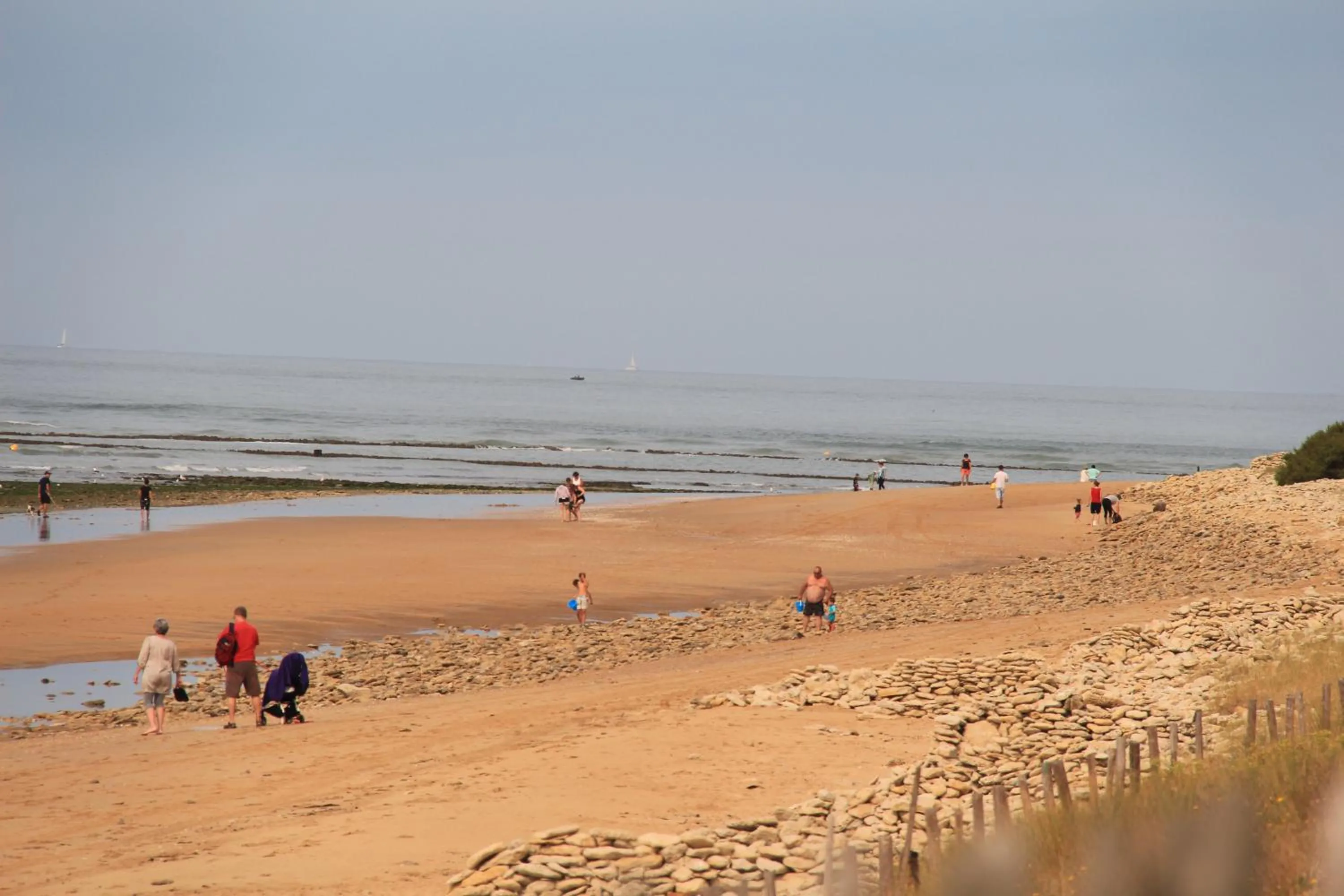 Entertainment in Au Petit Bonheur