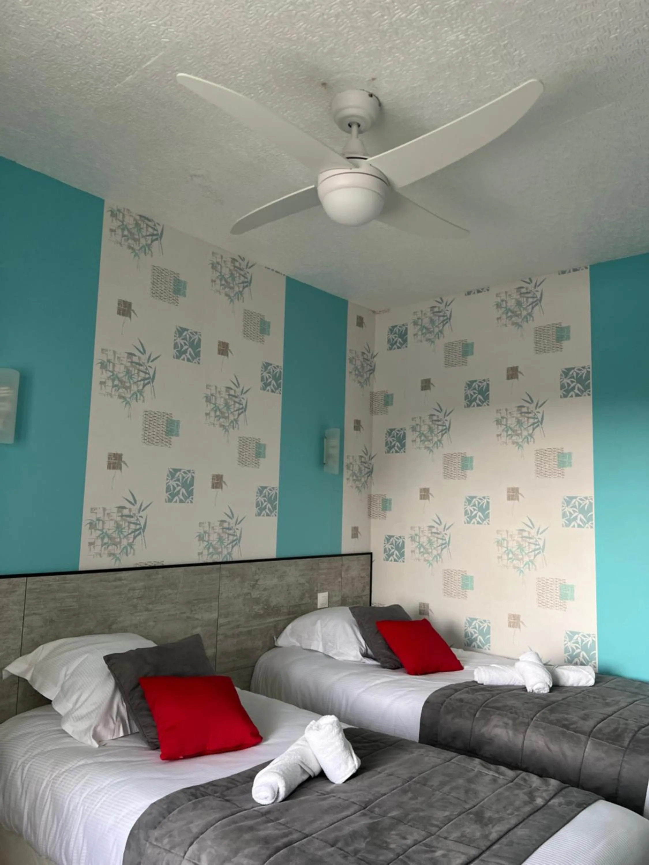 Photo of the whole room, Bed in Au Petit Bonheur