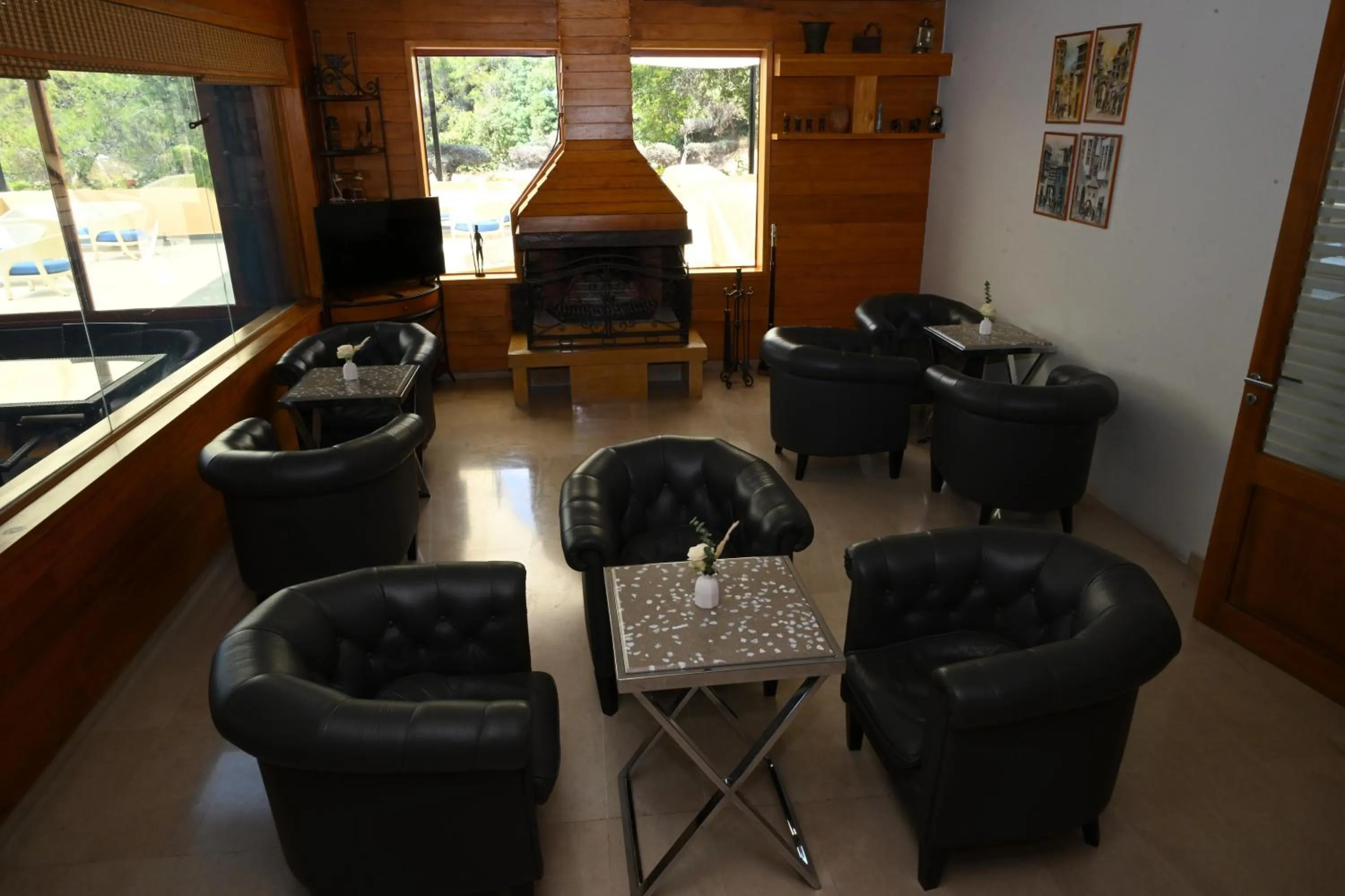 Communal lounge/ TV room in Monteverde Hotel