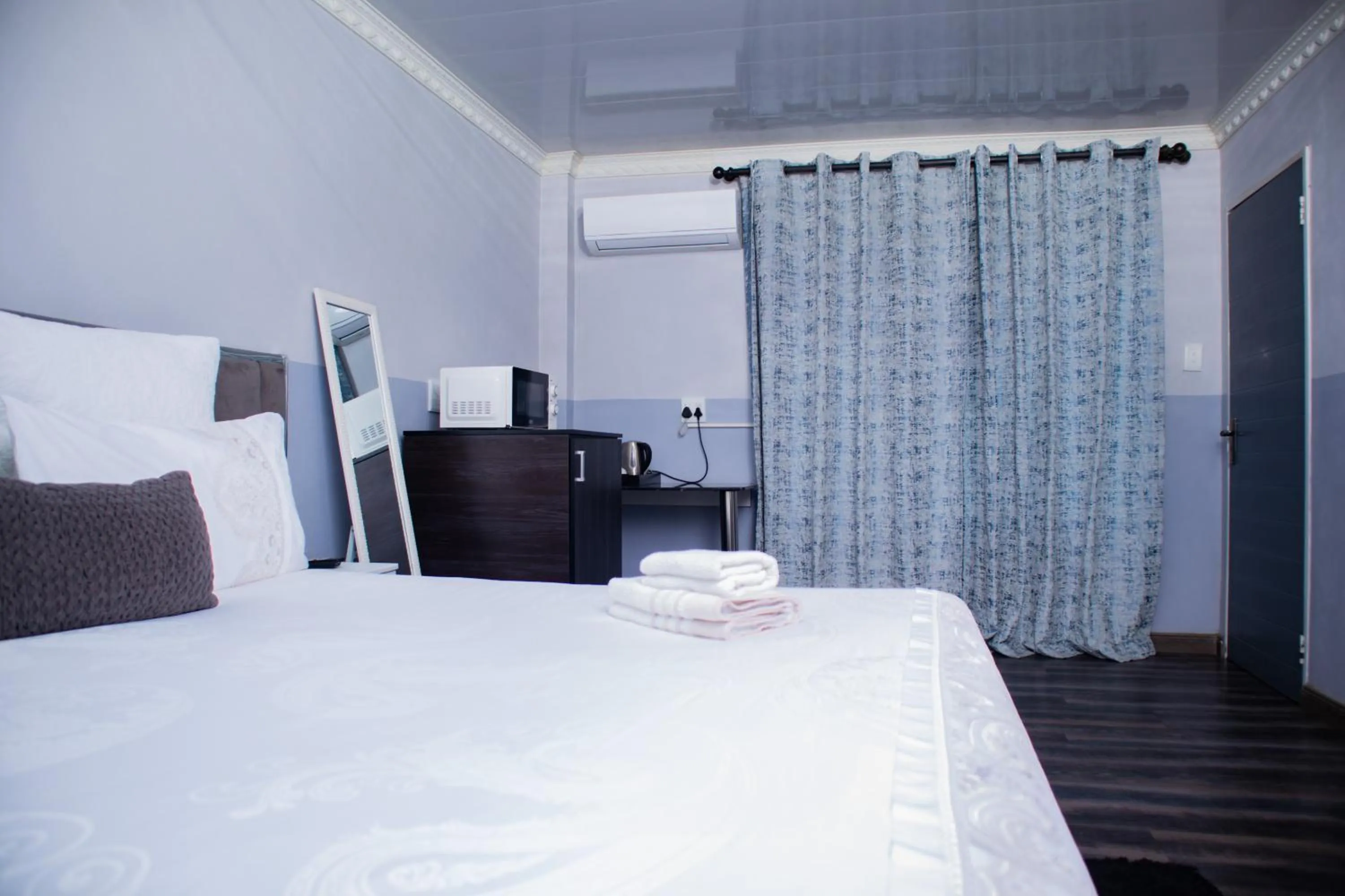 microwave in Noble Hearts Bed & Breakfast