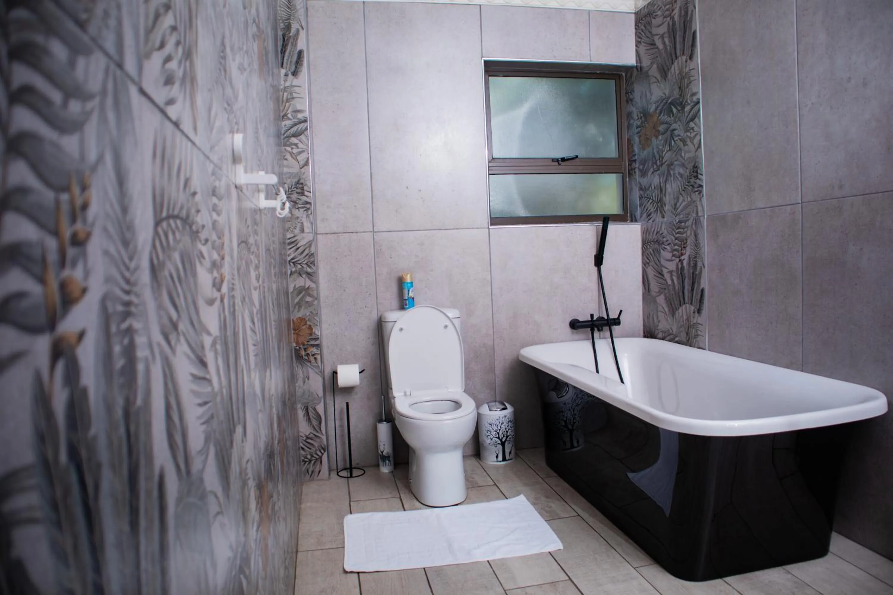 Toilet in Noble Hearts Bed & Breakfast