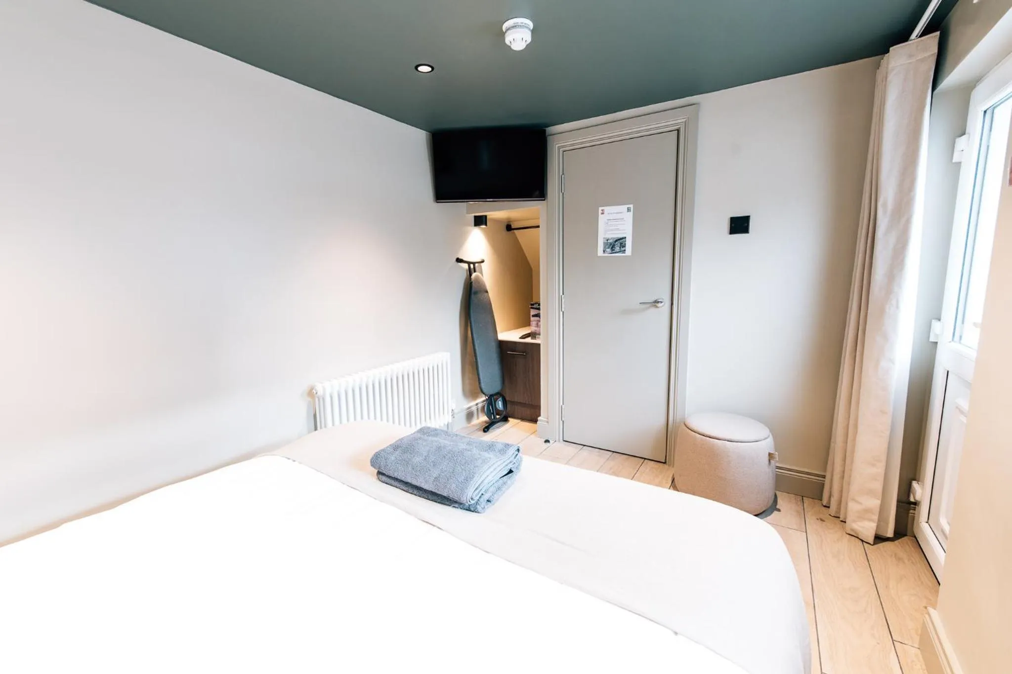 Bedroom, Bed in The Nines