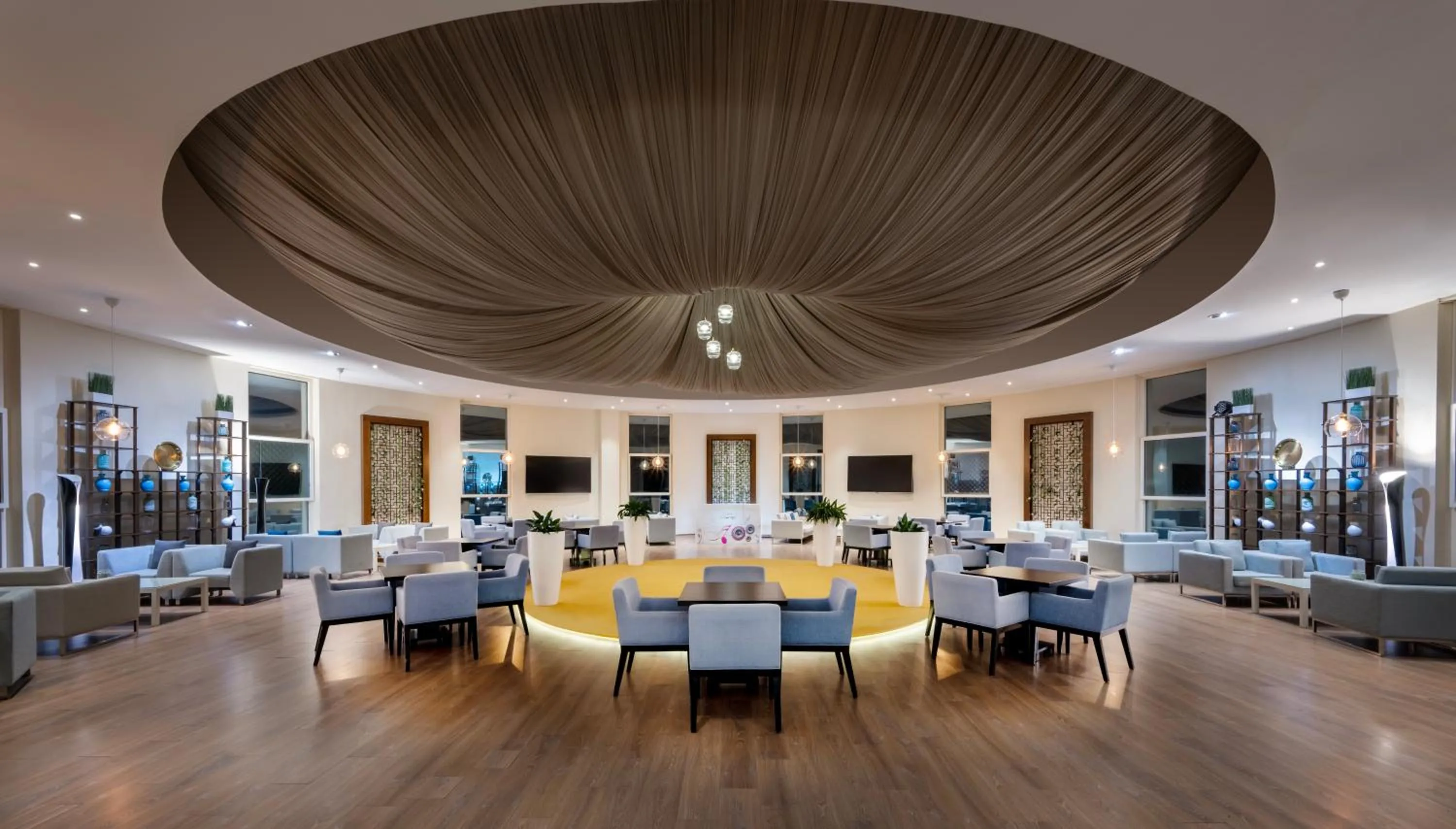 Restaurant/places to eat in Grand Millennium Al Wahda Executive Apartments