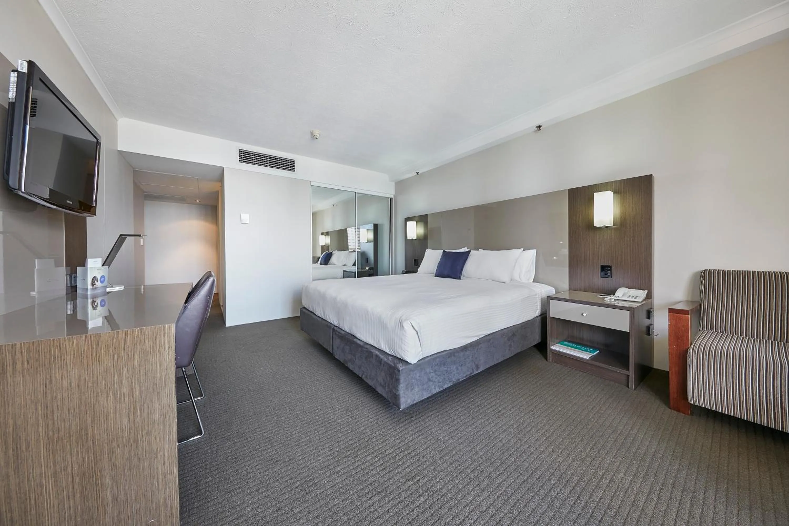 Bedroom, Bed in Novotel Surfers Paradise