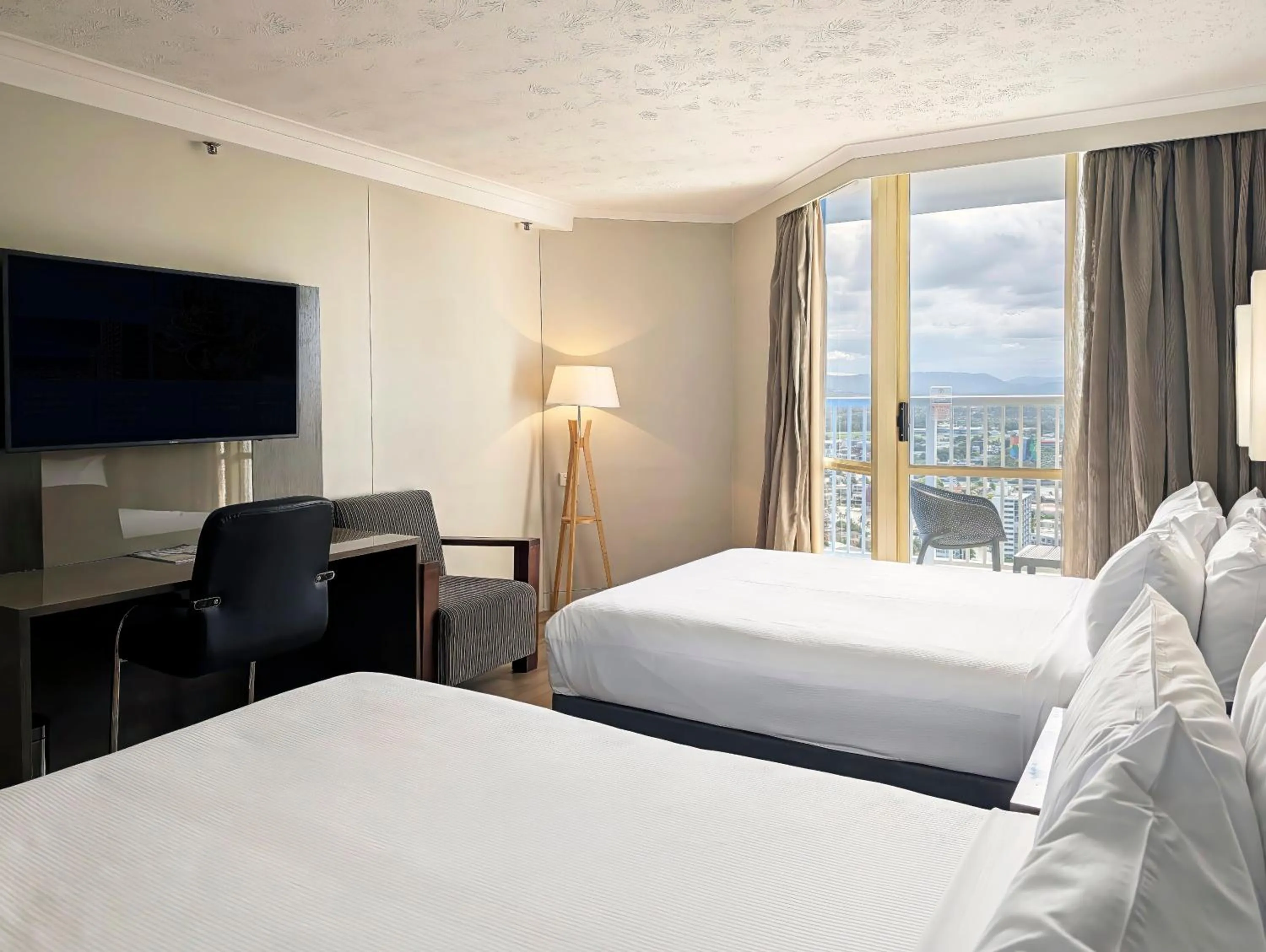 Bedroom, Bed in Novotel Surfers Paradise