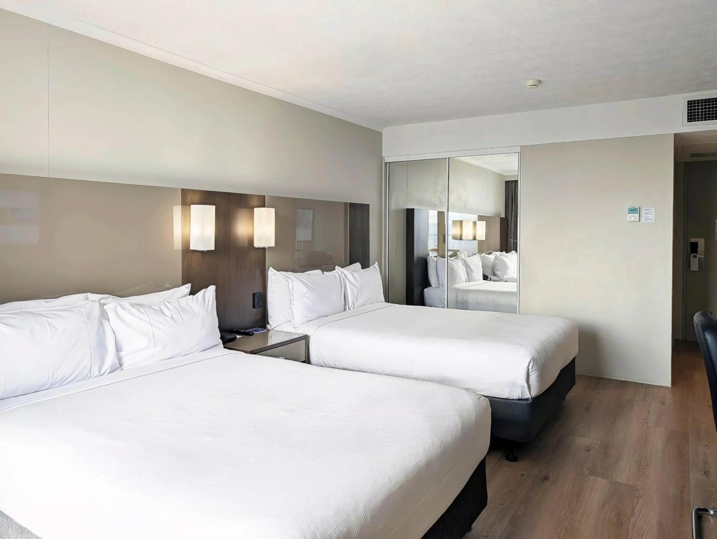 Bedroom, Bed in Novotel Surfers Paradise