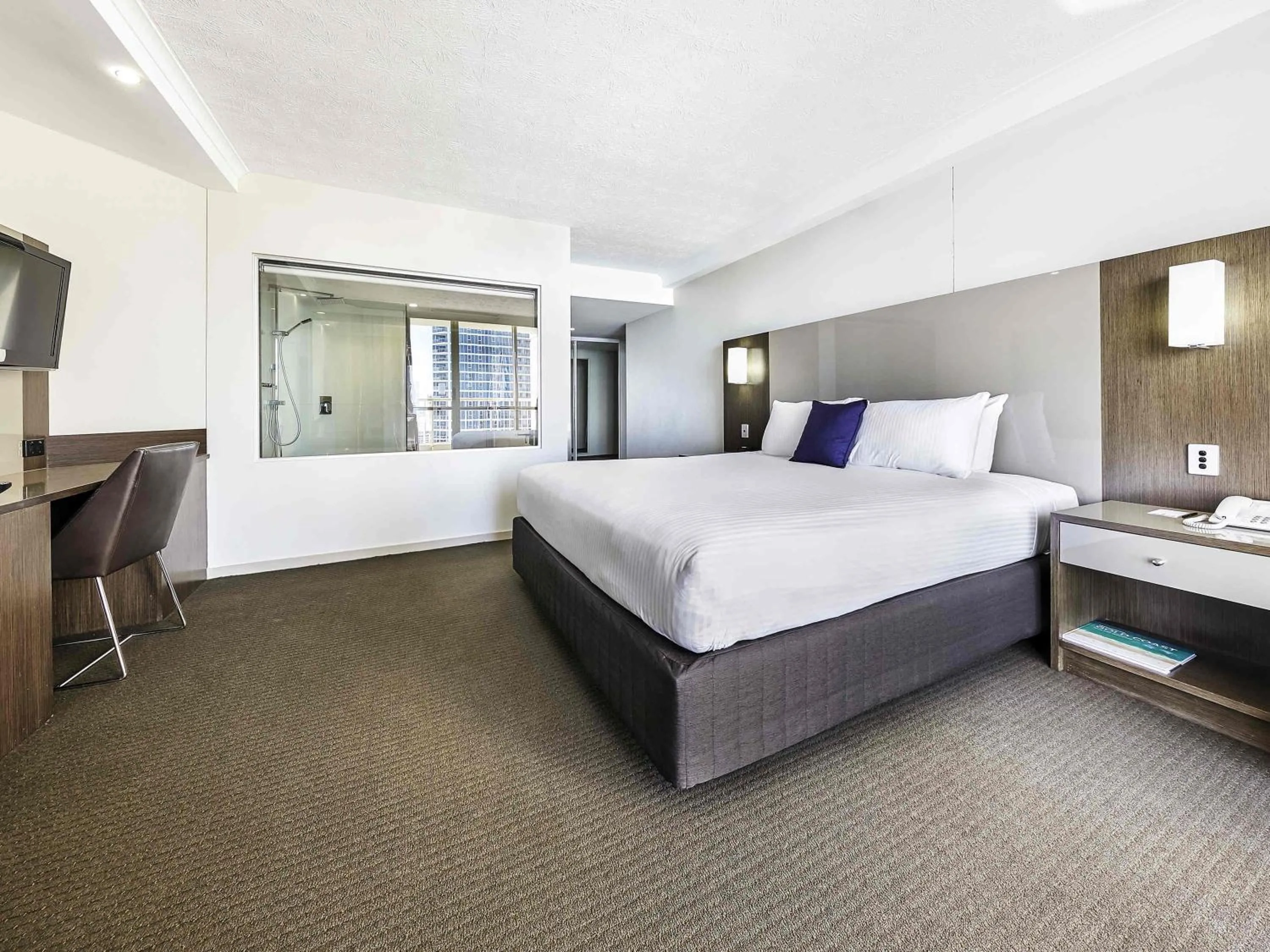 Bedroom, Bed in Novotel Surfers Paradise