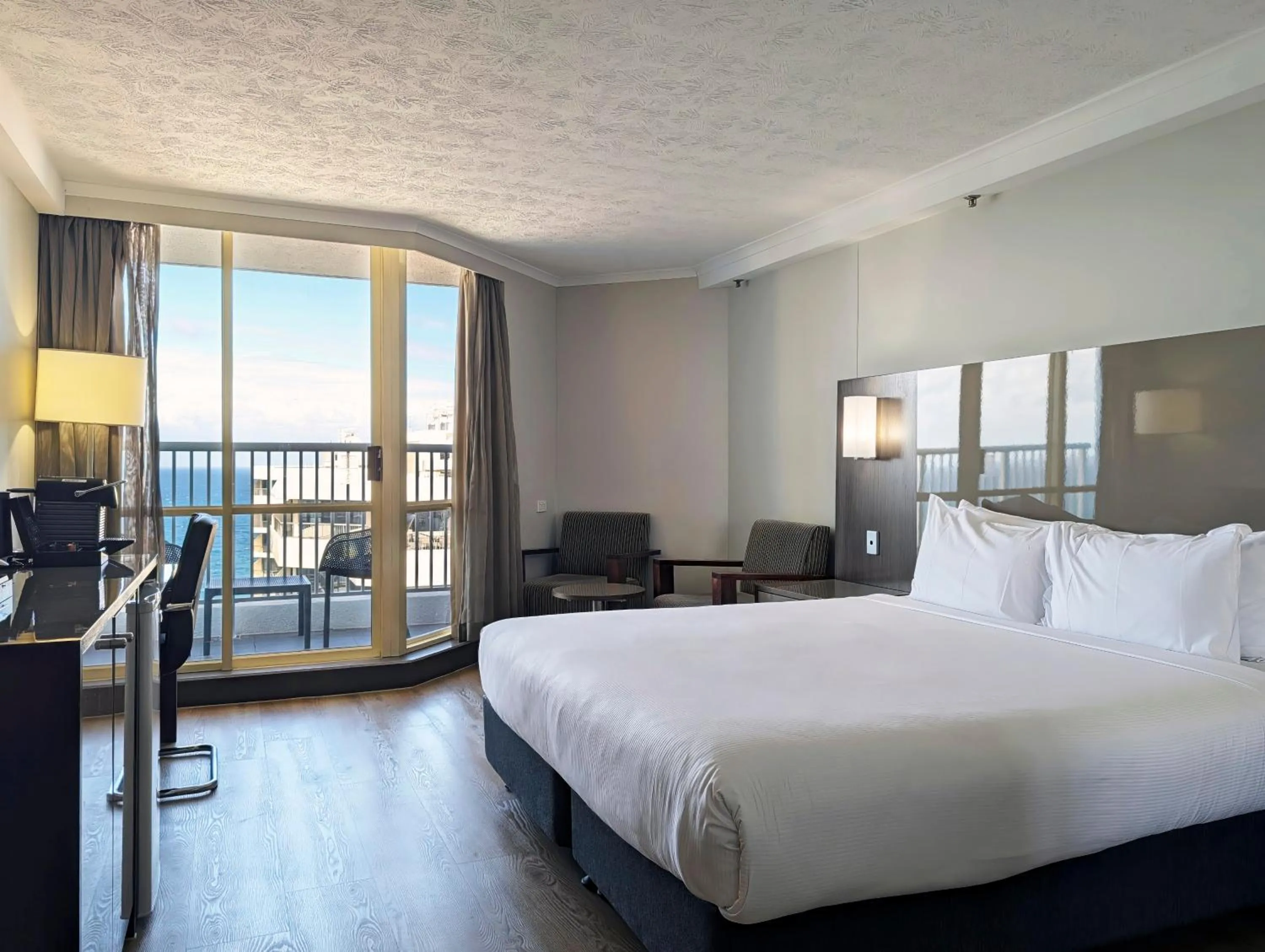 Bedroom, Bed in Novotel Surfers Paradise