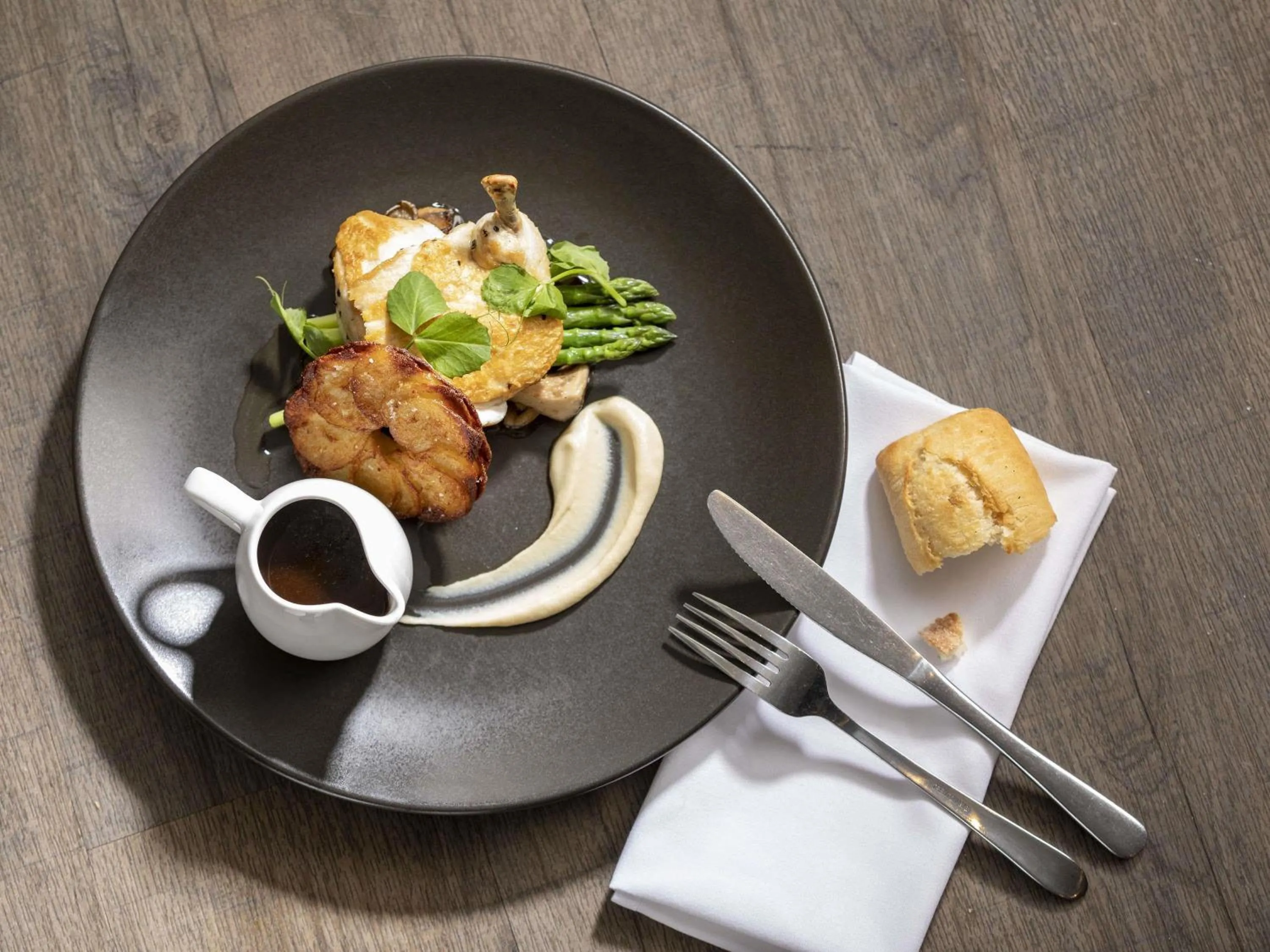 Restaurant/places to eat in Novotel Surfers Paradise