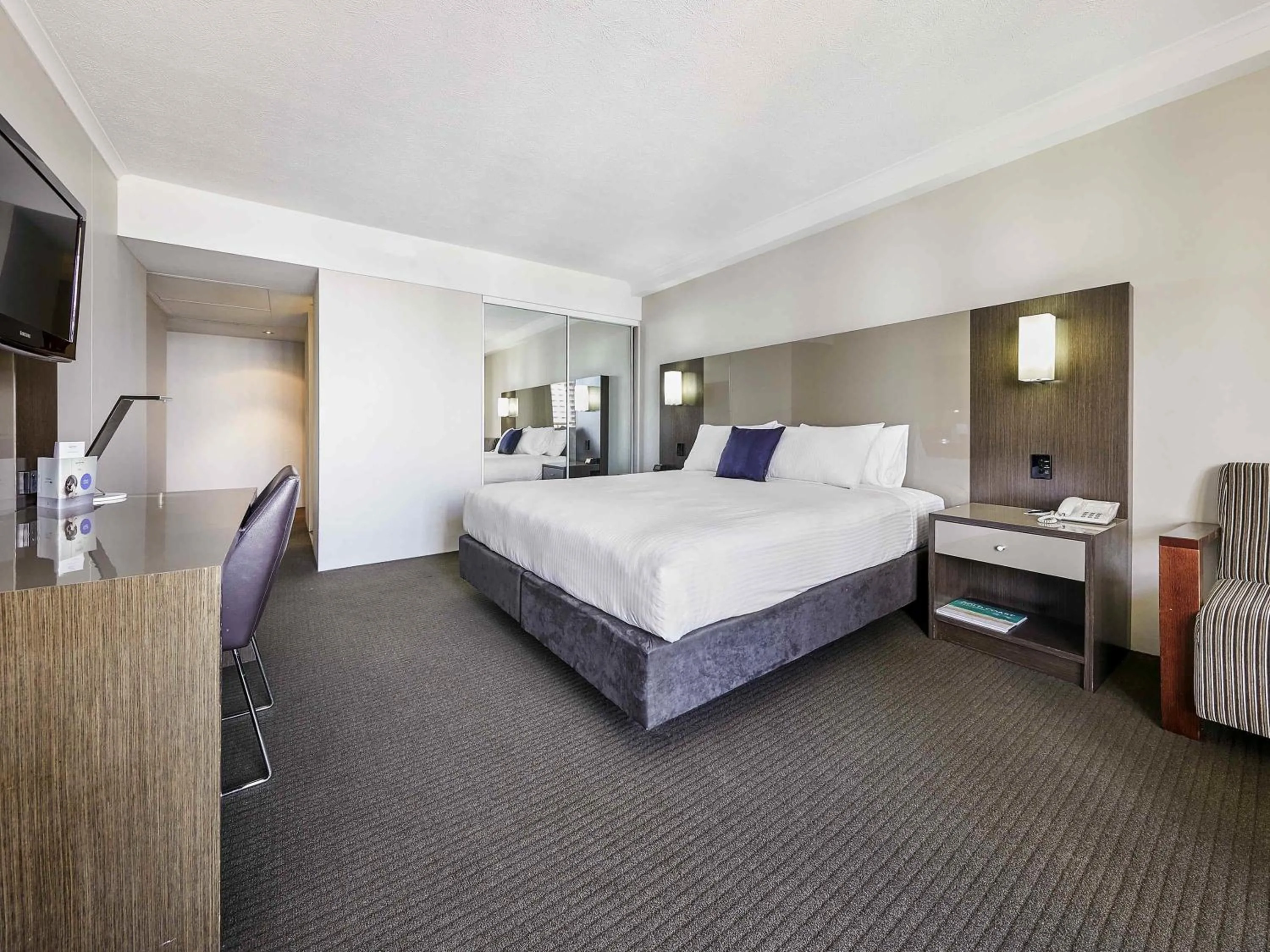 Bedroom, Bed in Novotel Surfers Paradise