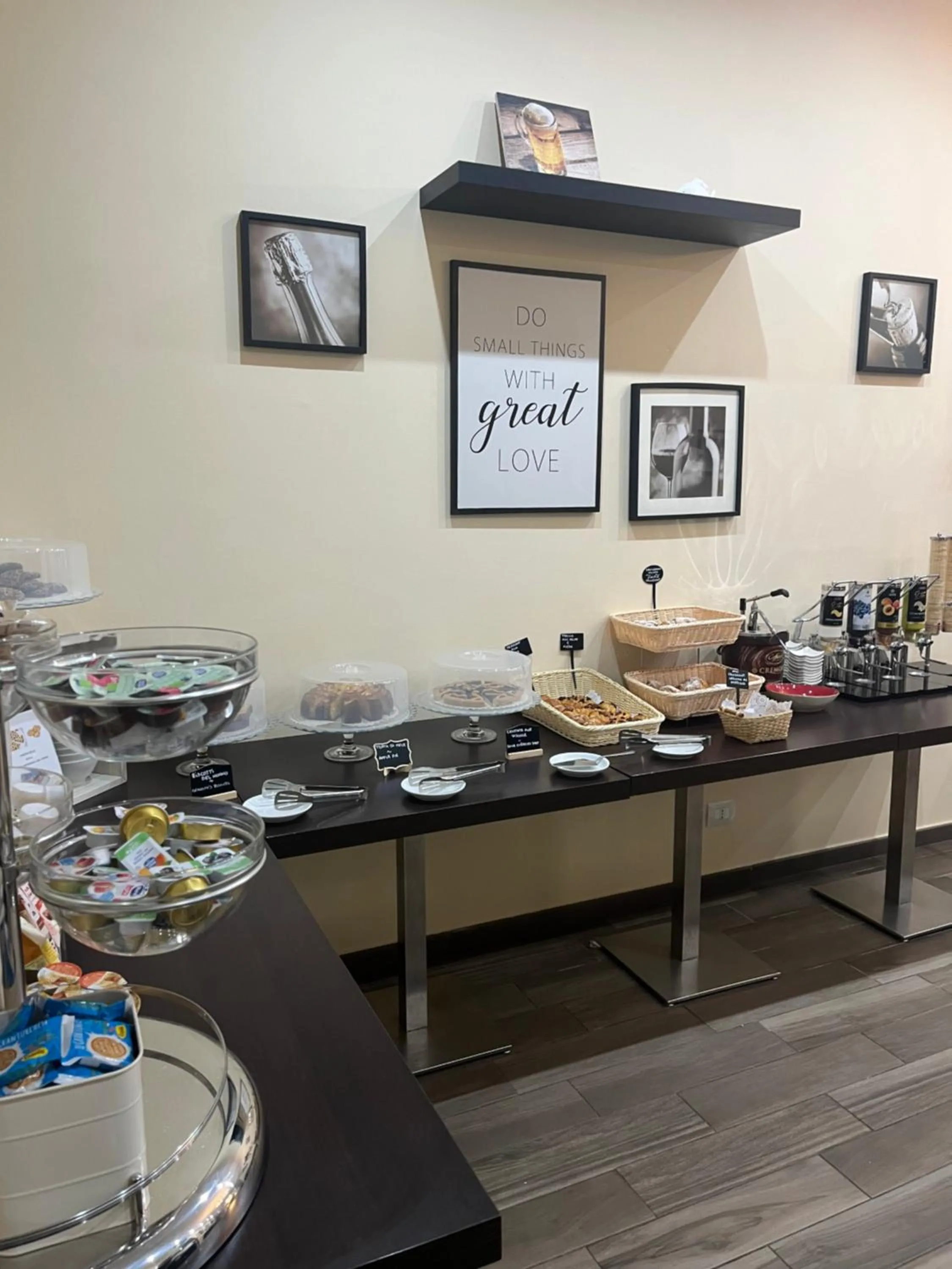 Buffet breakfast in Hotel La Torraccia