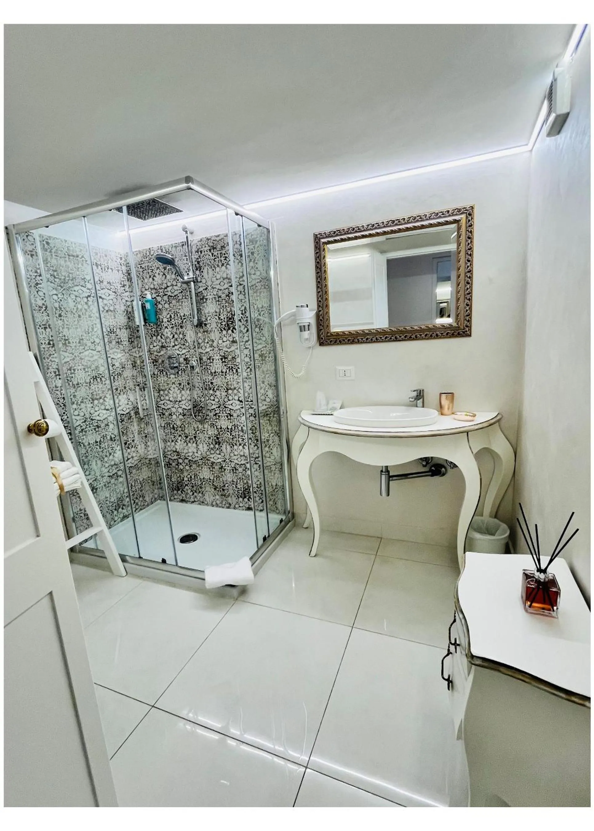 Shower in Hotel La Torraccia