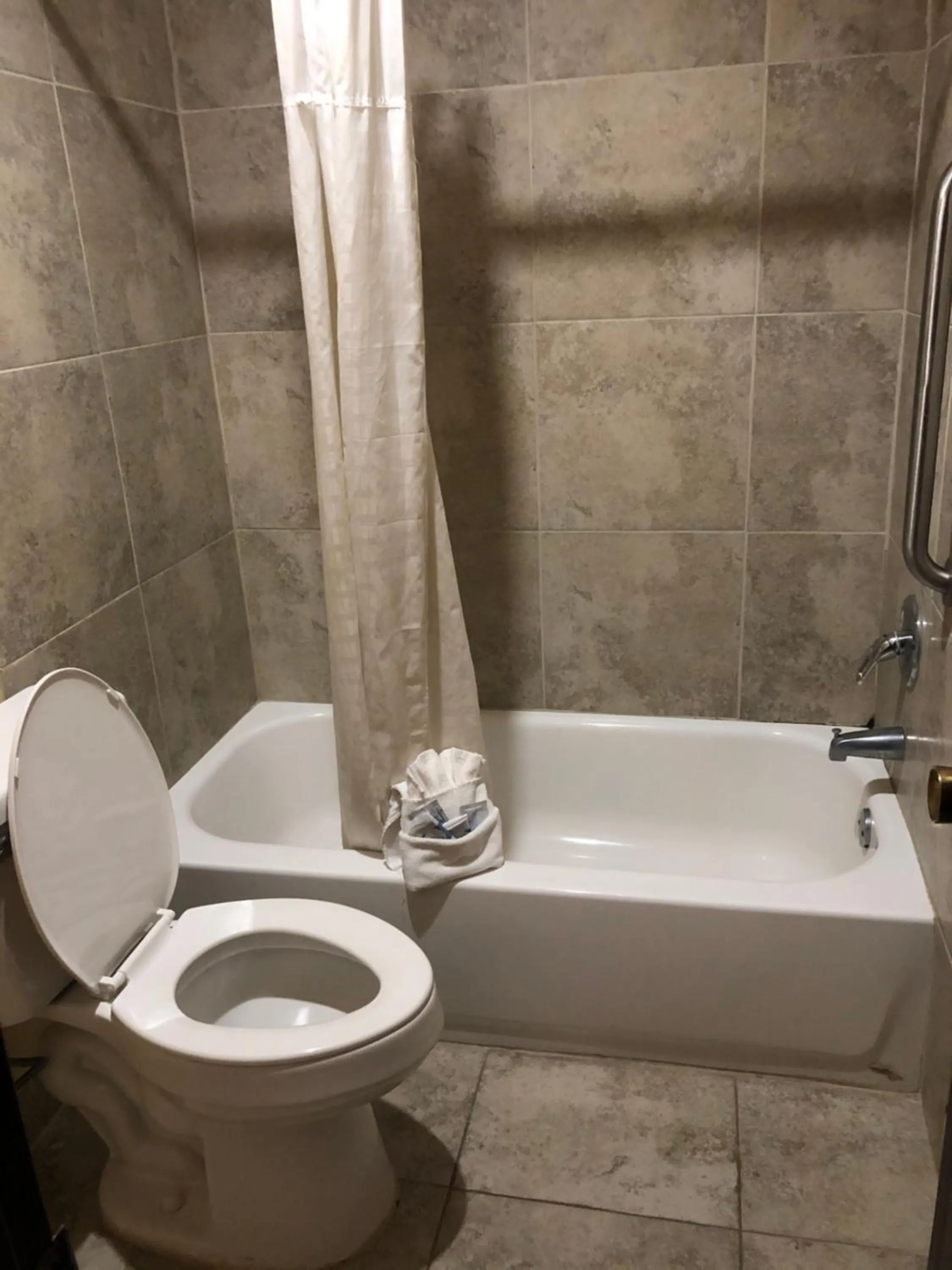 Bathroom in Executive Inn Woodward