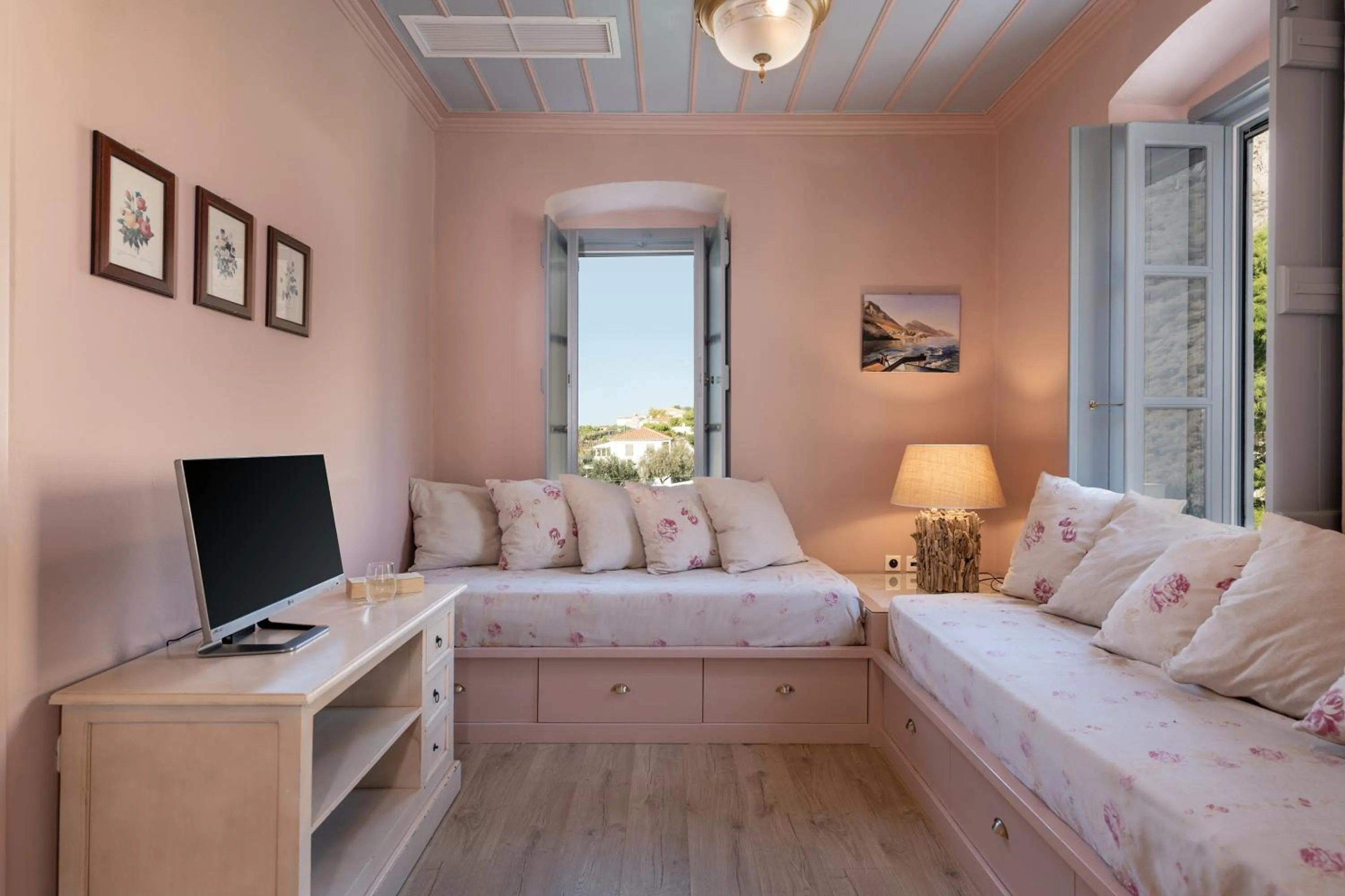 Living room, Bed in Bellevalia Hydra - Formerly Four Seasons Hydra