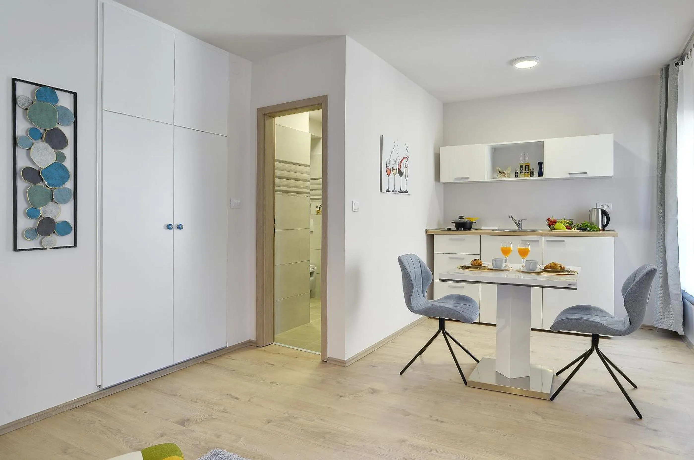 Dining area in D&A Amphitheatre Apartments with free parking