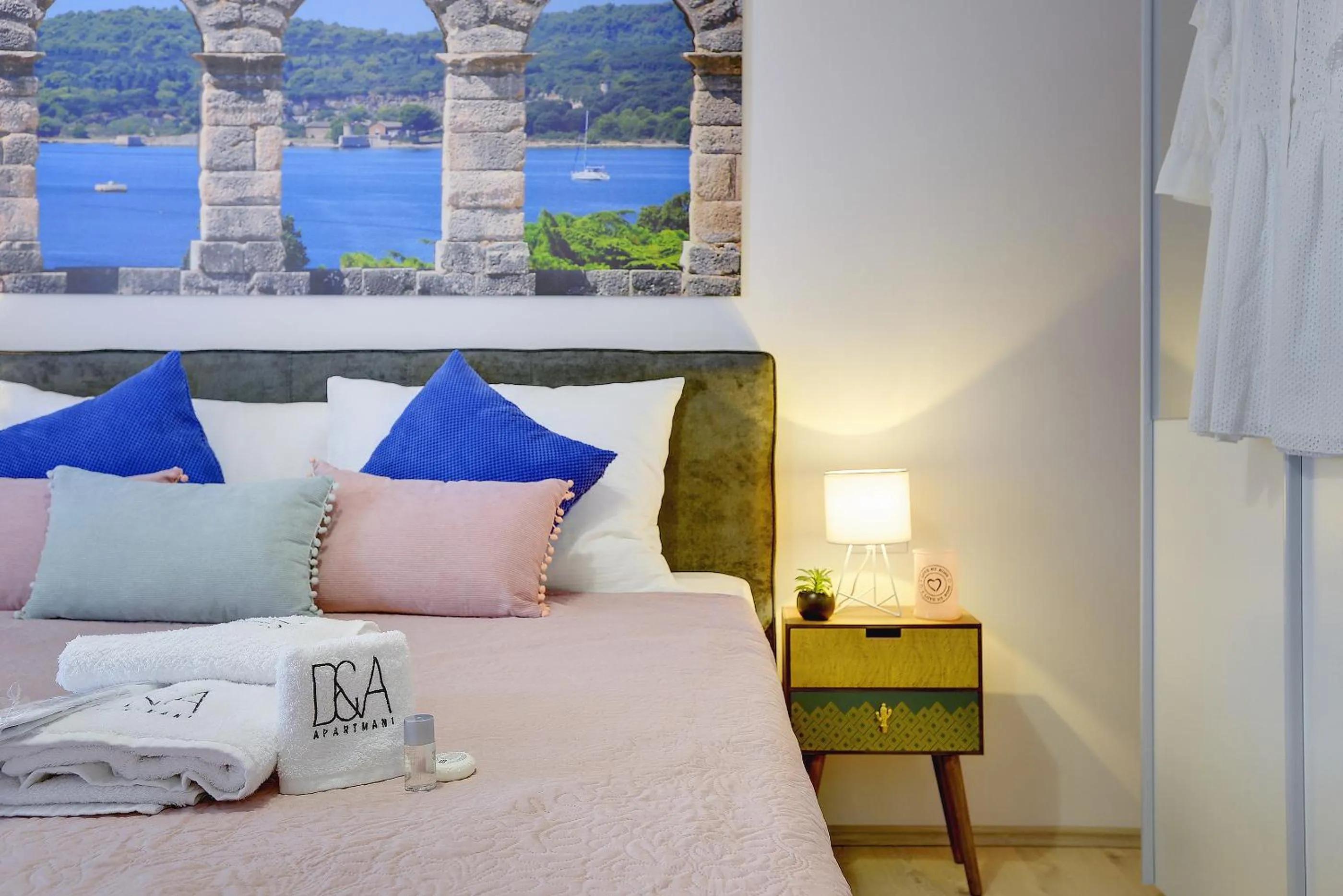 Property logo or sign, Bed in D&A Amphitheatre Apartments with free parking