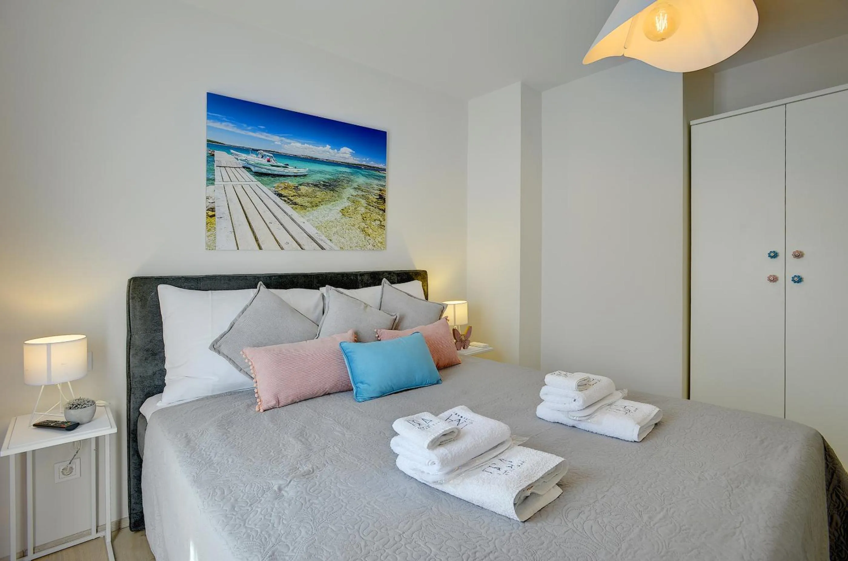 Bedroom, Bed in D&A Amphitheatre Apartments with free parking