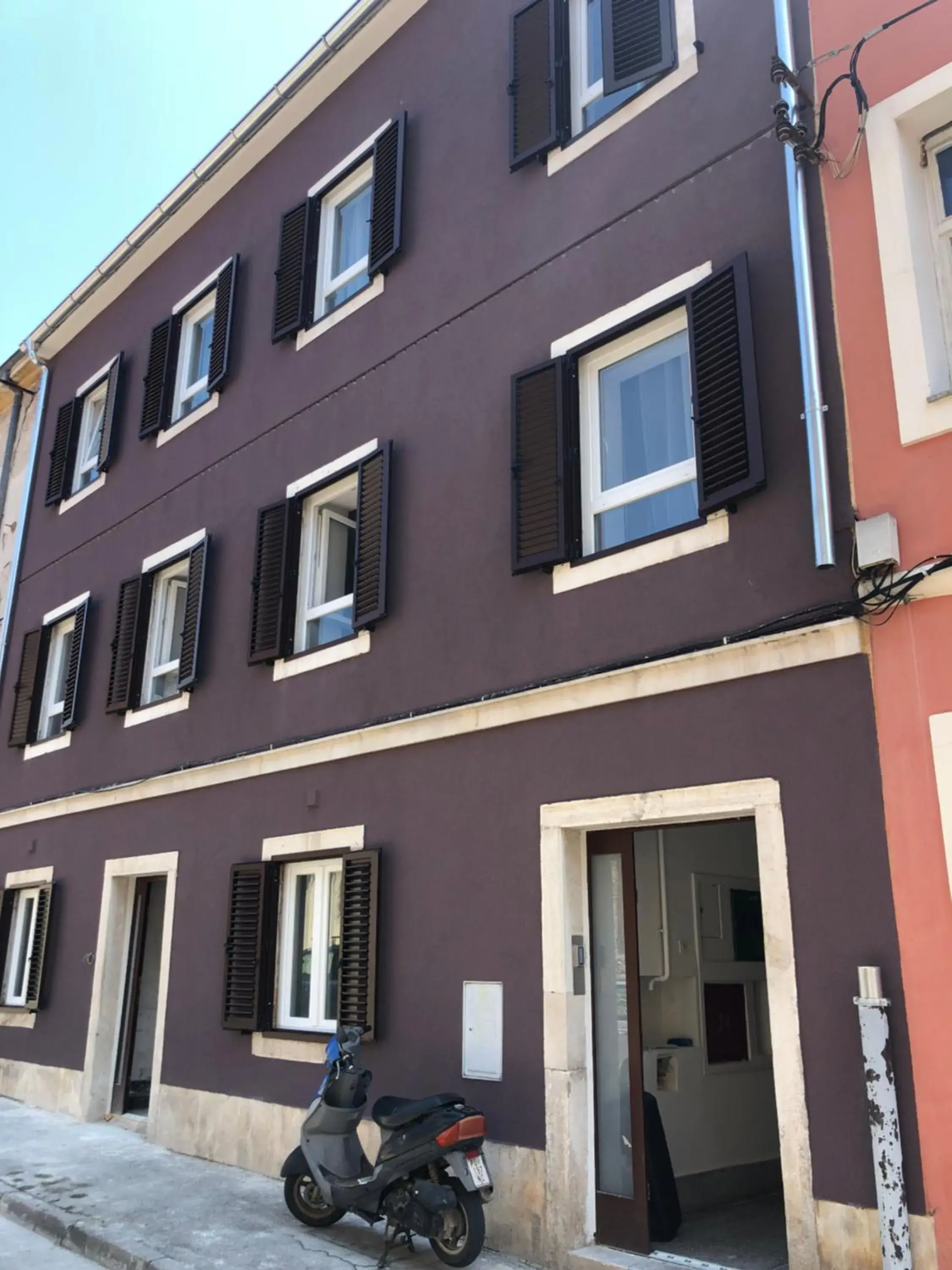 Facade/entrance in D&A Amphitheatre Apartments with free parking Facade/entrance in D&A Amphitheatre Apartments with free parking