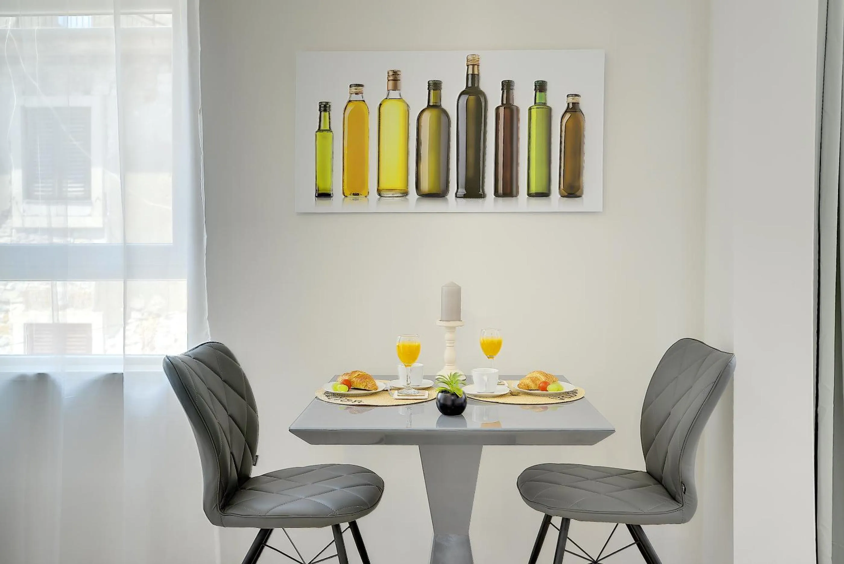 Decorative detail in D&A Amphitheatre Apartments with free parking