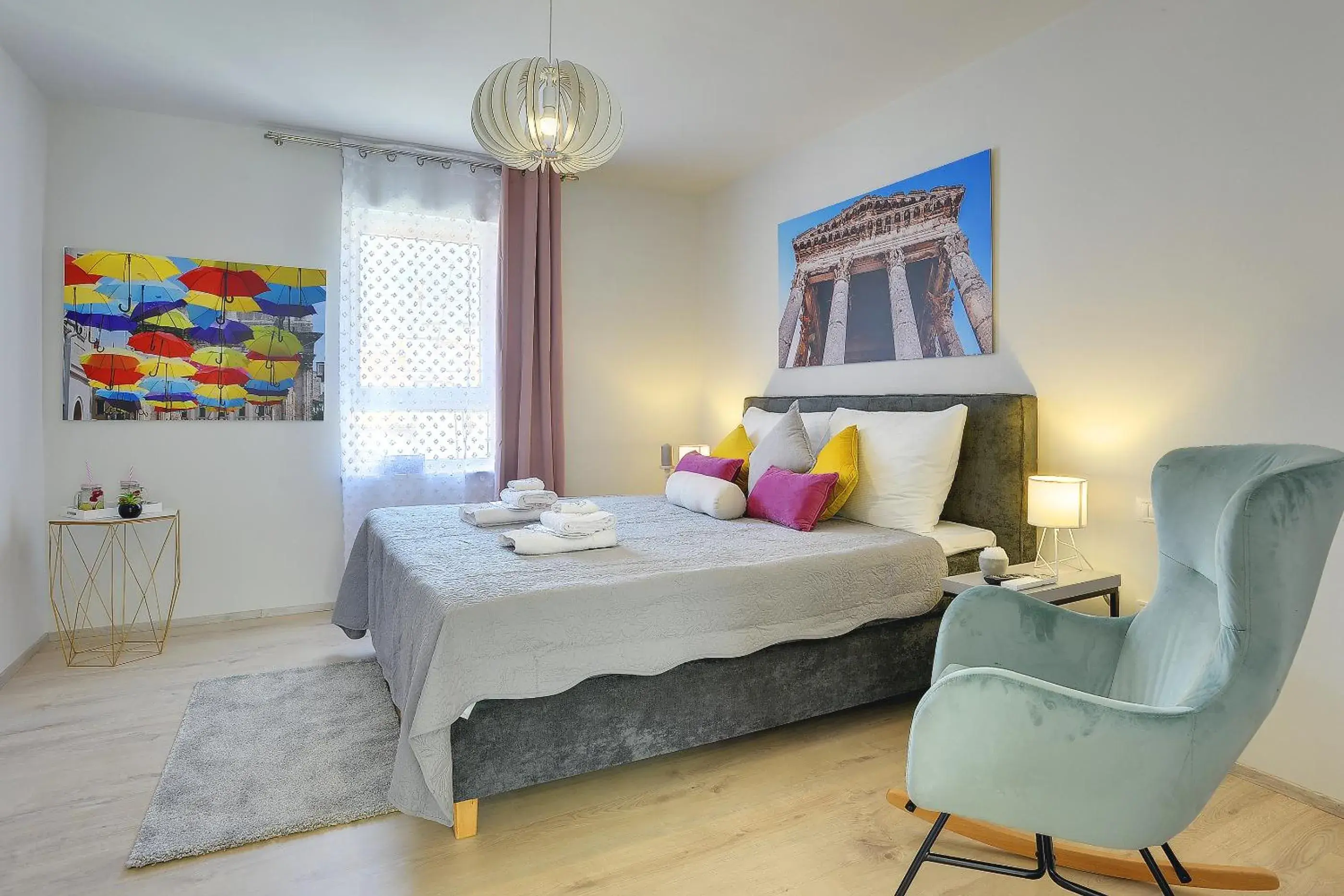 Seating area, Bed in D&A Amphitheatre Apartments with free parking Seating area, Bed in D&A Amphitheatre Apartments with free parking