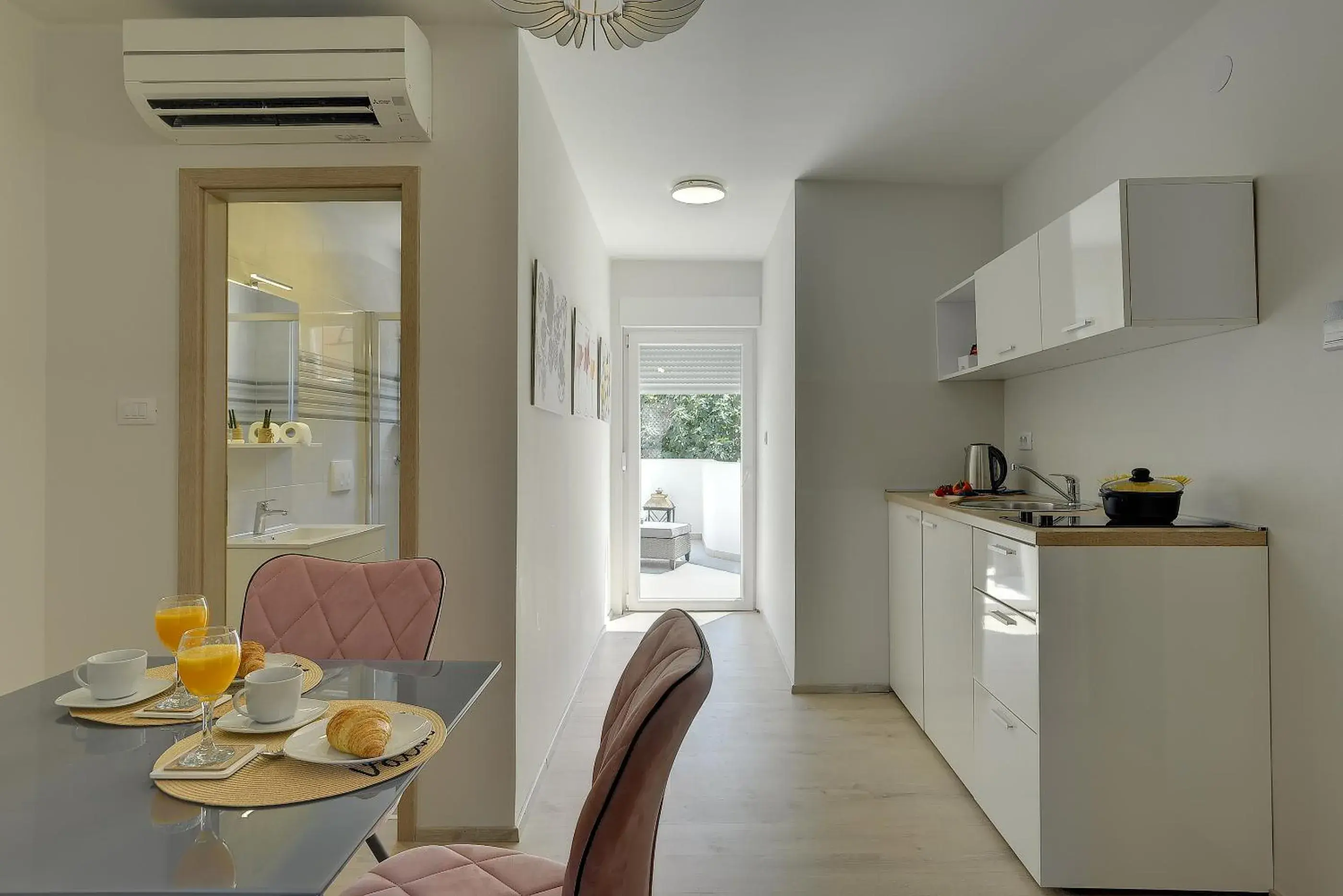 Kitchen or kitchenette in D&A Amphitheatre Apartments with free parking Kitchen or kitchenette in D&A Amphitheatre Apartments with free parking