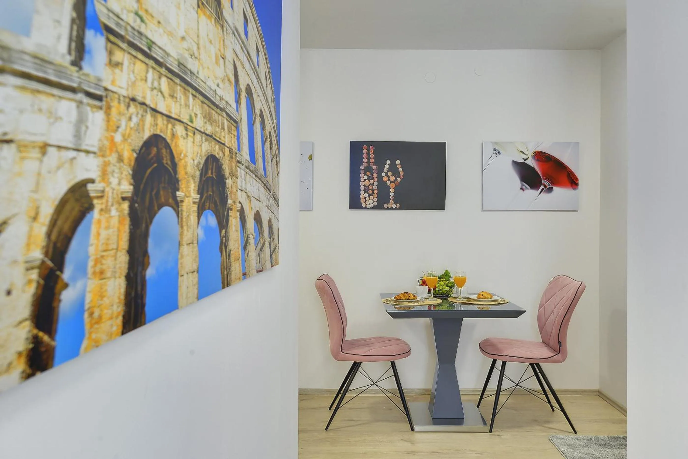 Dining area in D&A Amphitheatre Apartments with free parking