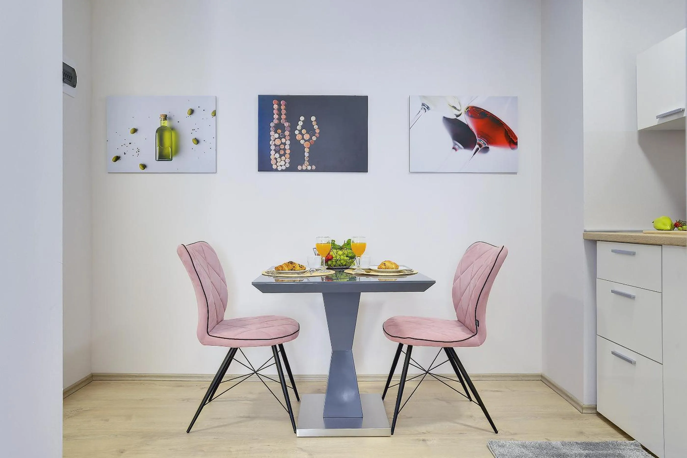 Dining area in D&A Amphitheatre Apartments with free parking