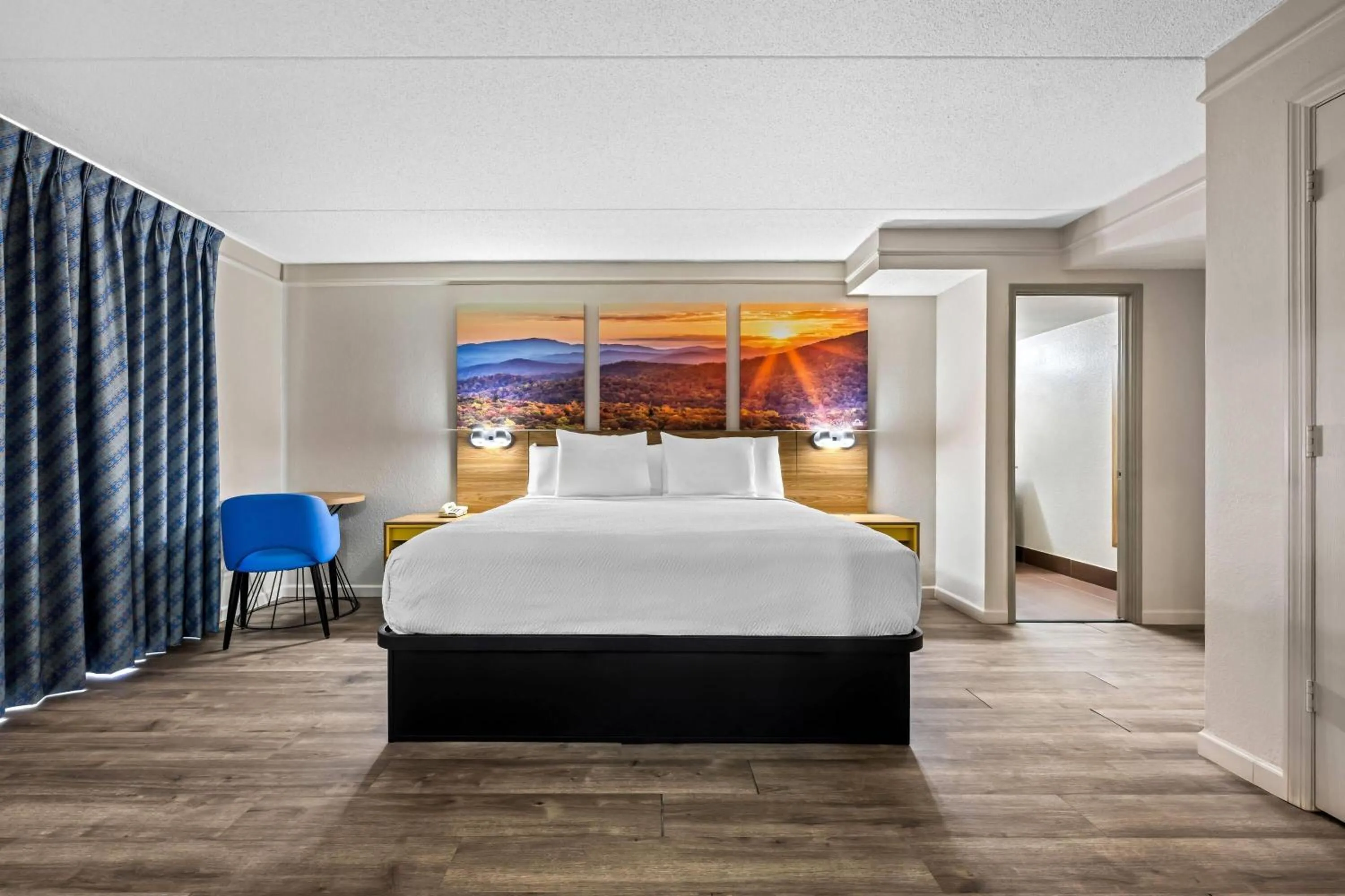 Photo of the whole room, Bed in Days Inn by Wyndham Birmingham/West