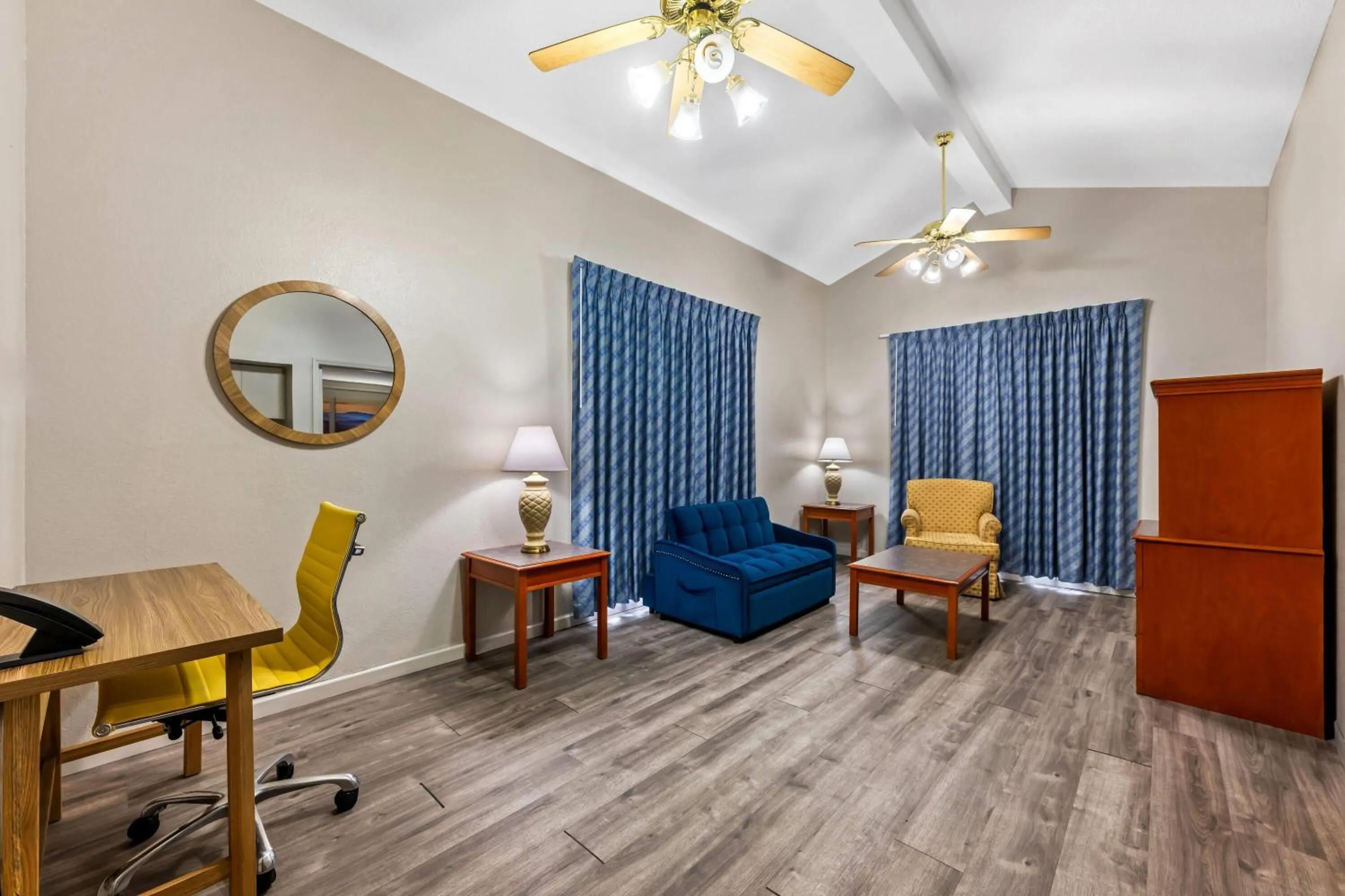 Photo of the whole room in Days Inn by Wyndham Birmingham/West