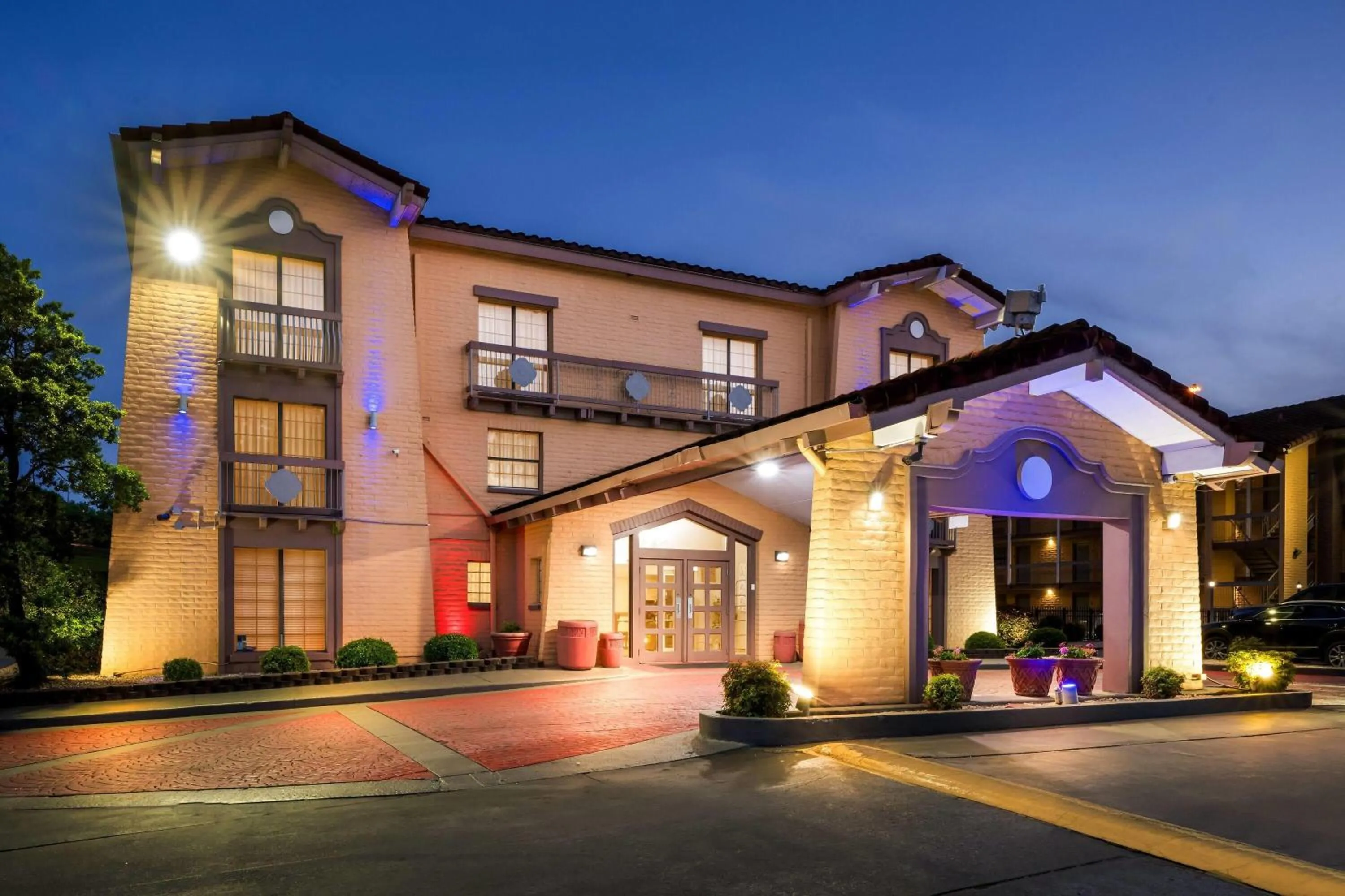 Property building in Days Inn by Wyndham Birmingham/West