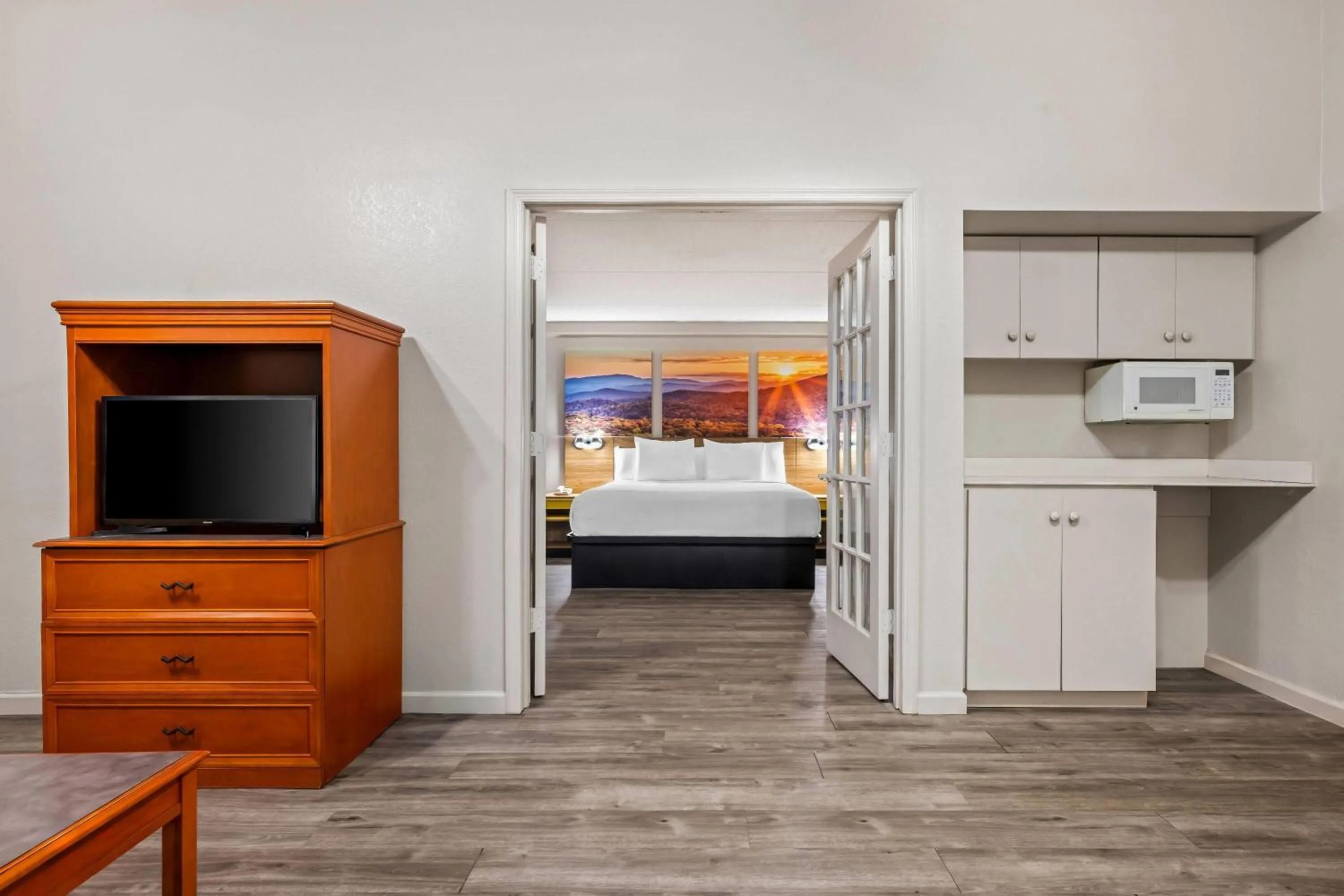 Photo of the whole room, Bed in Days Inn by Wyndham Birmingham/West