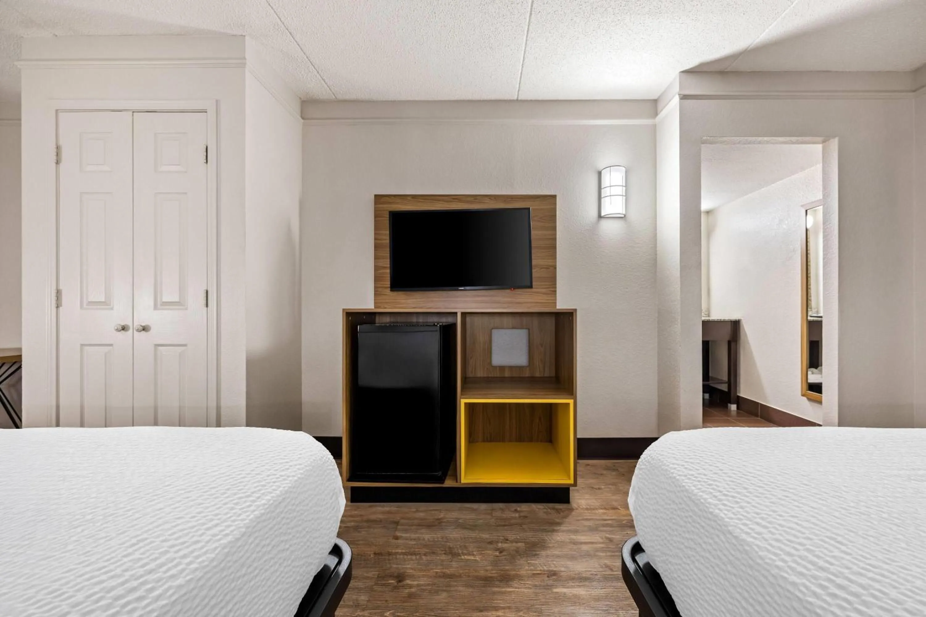 Bed in Days Inn by Wyndham Birmingham/West