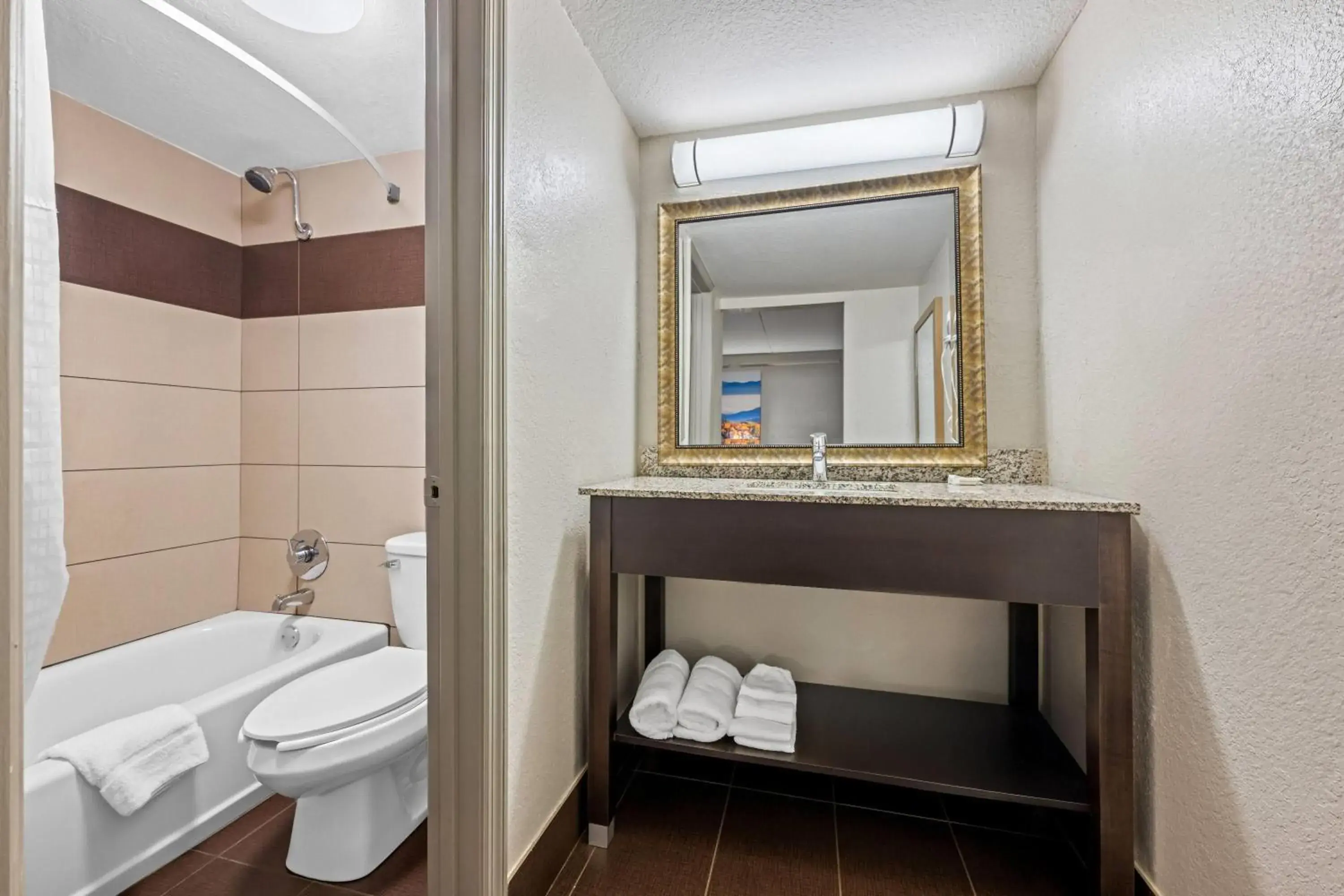 King Room - Smoking in Days Inn by Wyndham Birmingham/West King Room - Smoking in Days Inn by Wyndham Birmingham/West