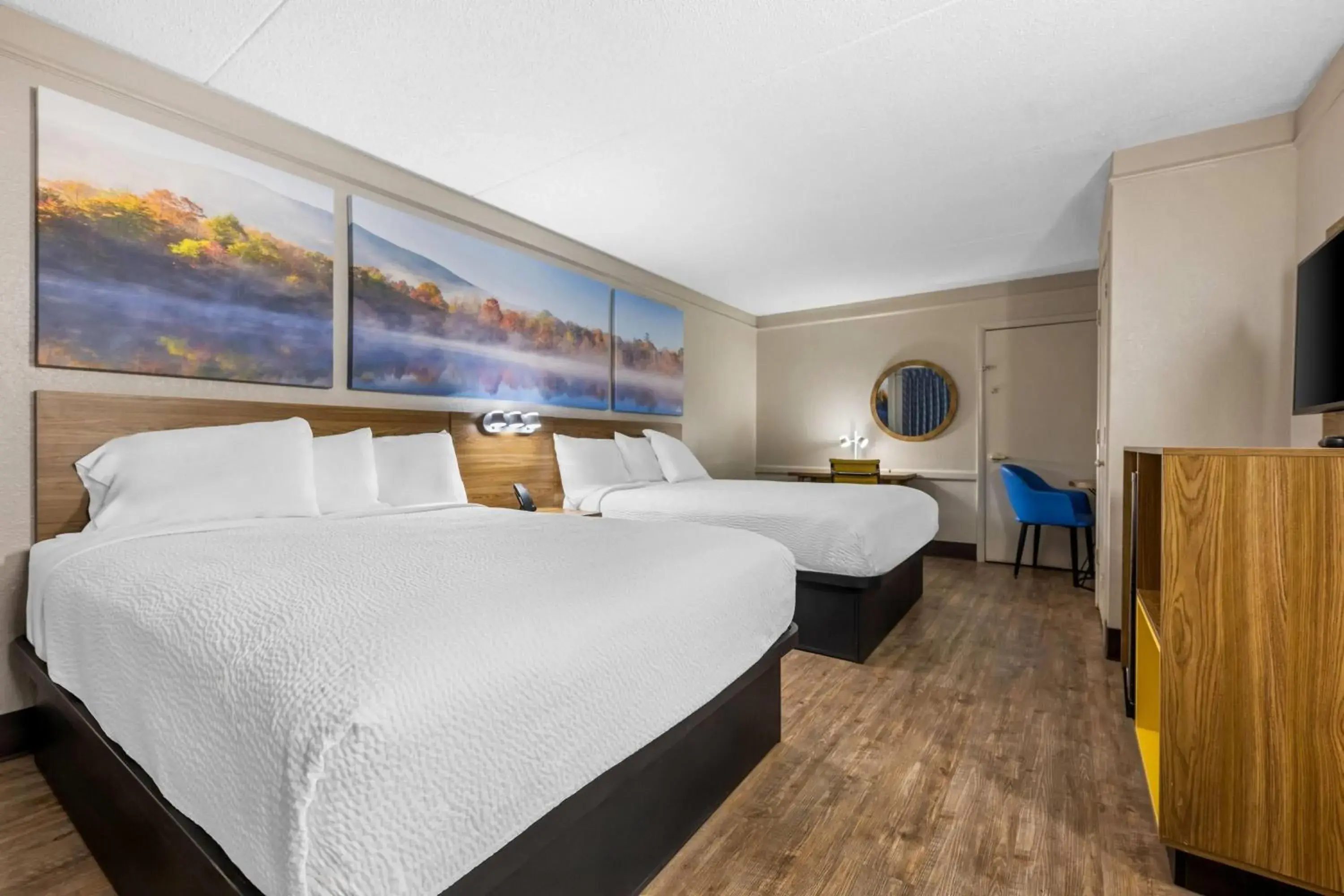 Queen Room with Two Queen Beds - Smoking in Days Inn by Wyndham Birmingham/West Queen Room with Two Queen Beds - Smoking in Days Inn by Wyndham Birmingham/West