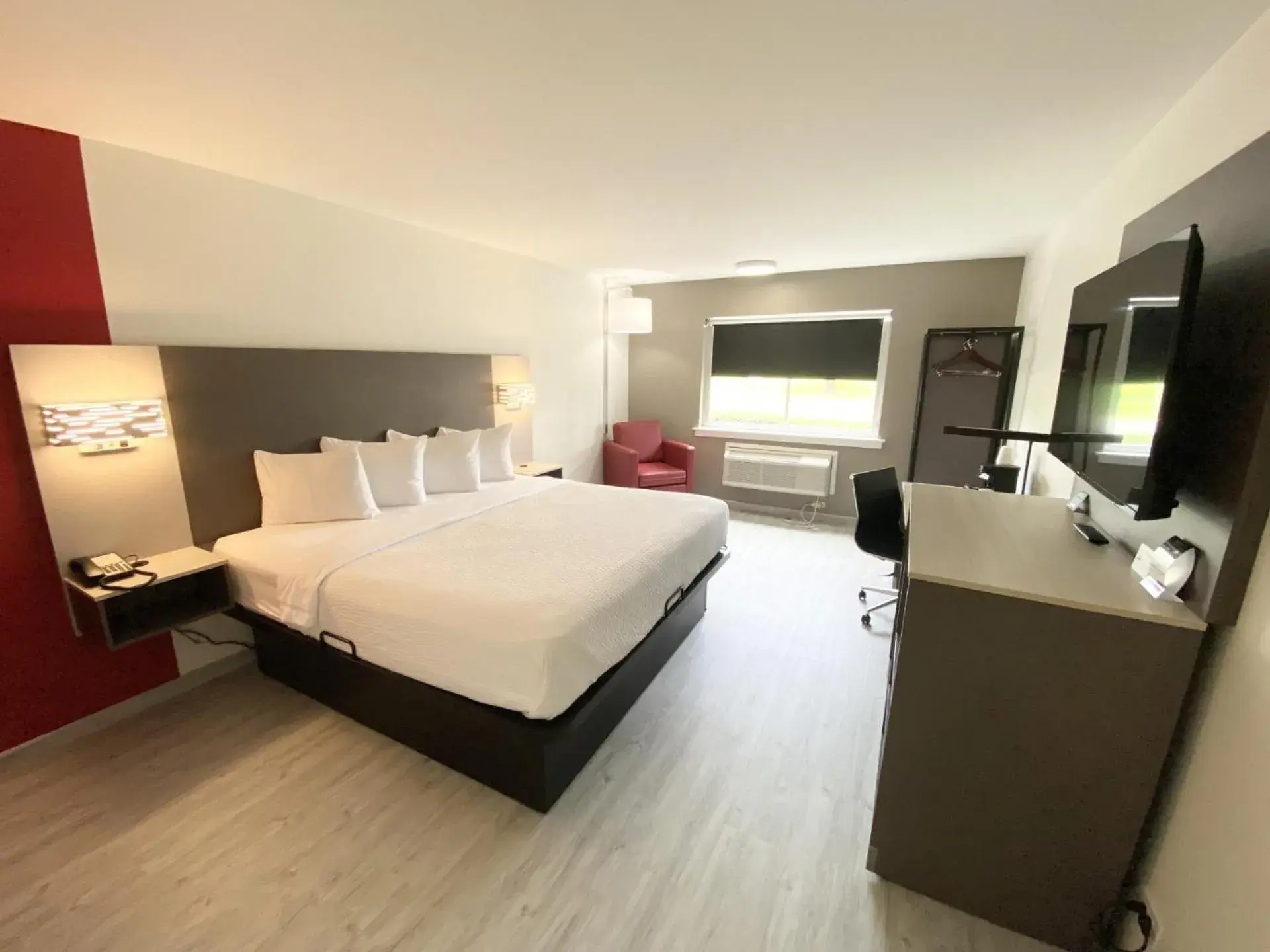 Photo of the whole room, Bed in Ramada by Wyndham Tuscaloosa Photo of the whole room, Bed in Ramada by Wyndham Tuscaloosa