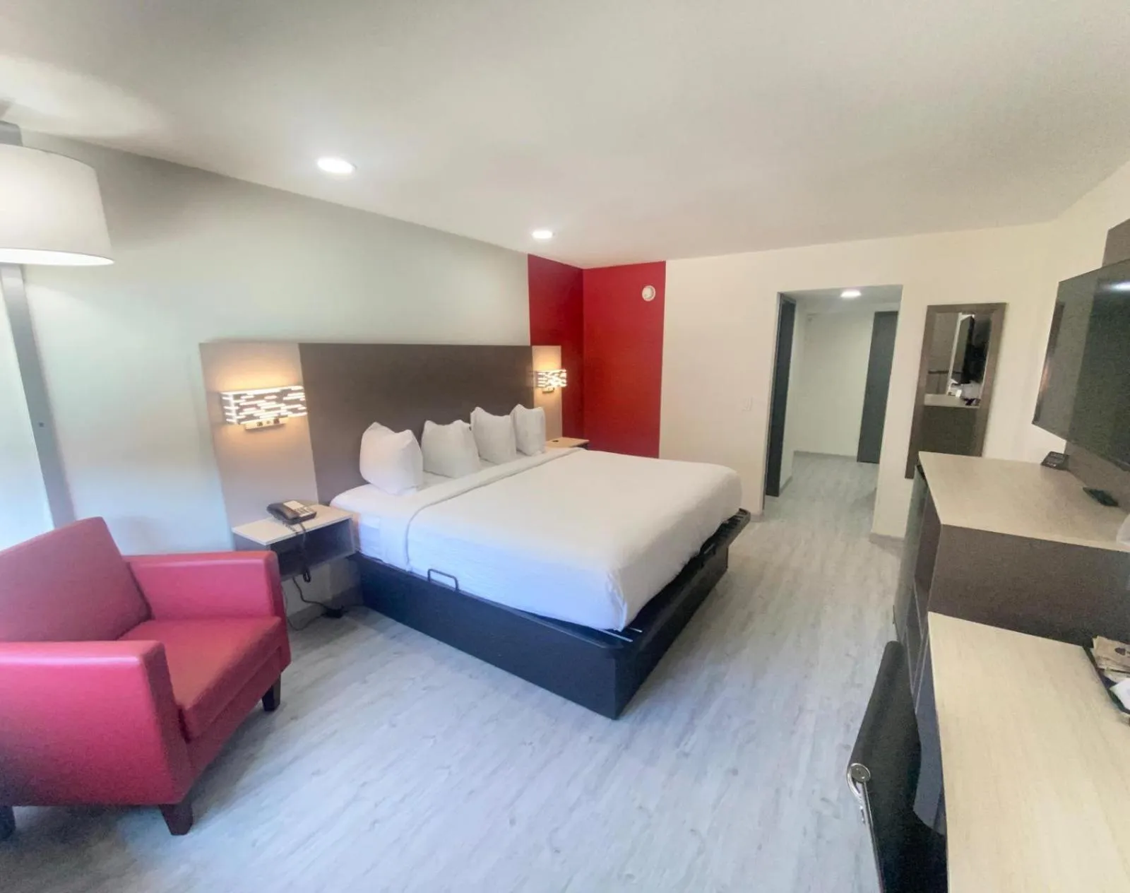 TV and multimedia, Bed in Ramada by Wyndham Tuscaloosa