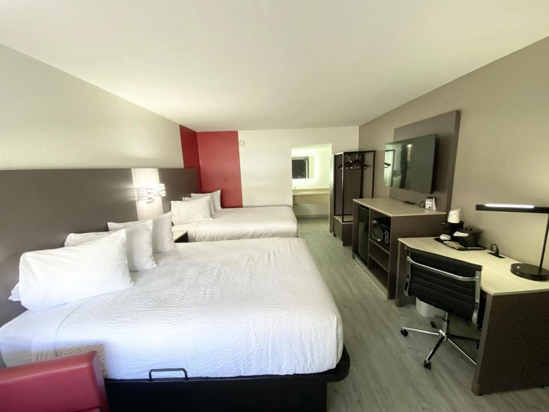 TV and multimedia, Bed in Ramada by Wyndham Tuscaloosa