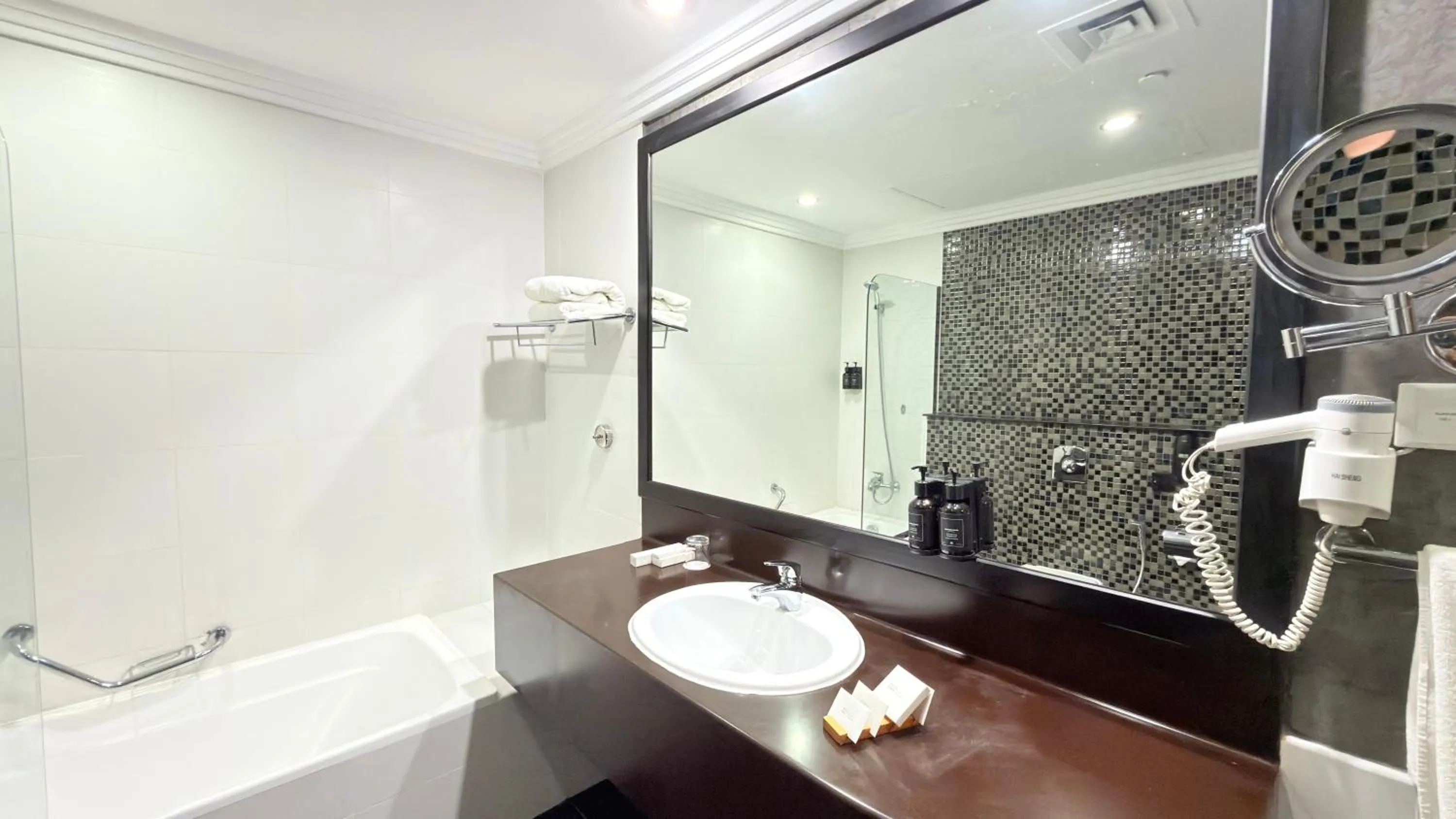 Shower in Sunday Mangrove Corniche Hotel, Ras Al Khaimah