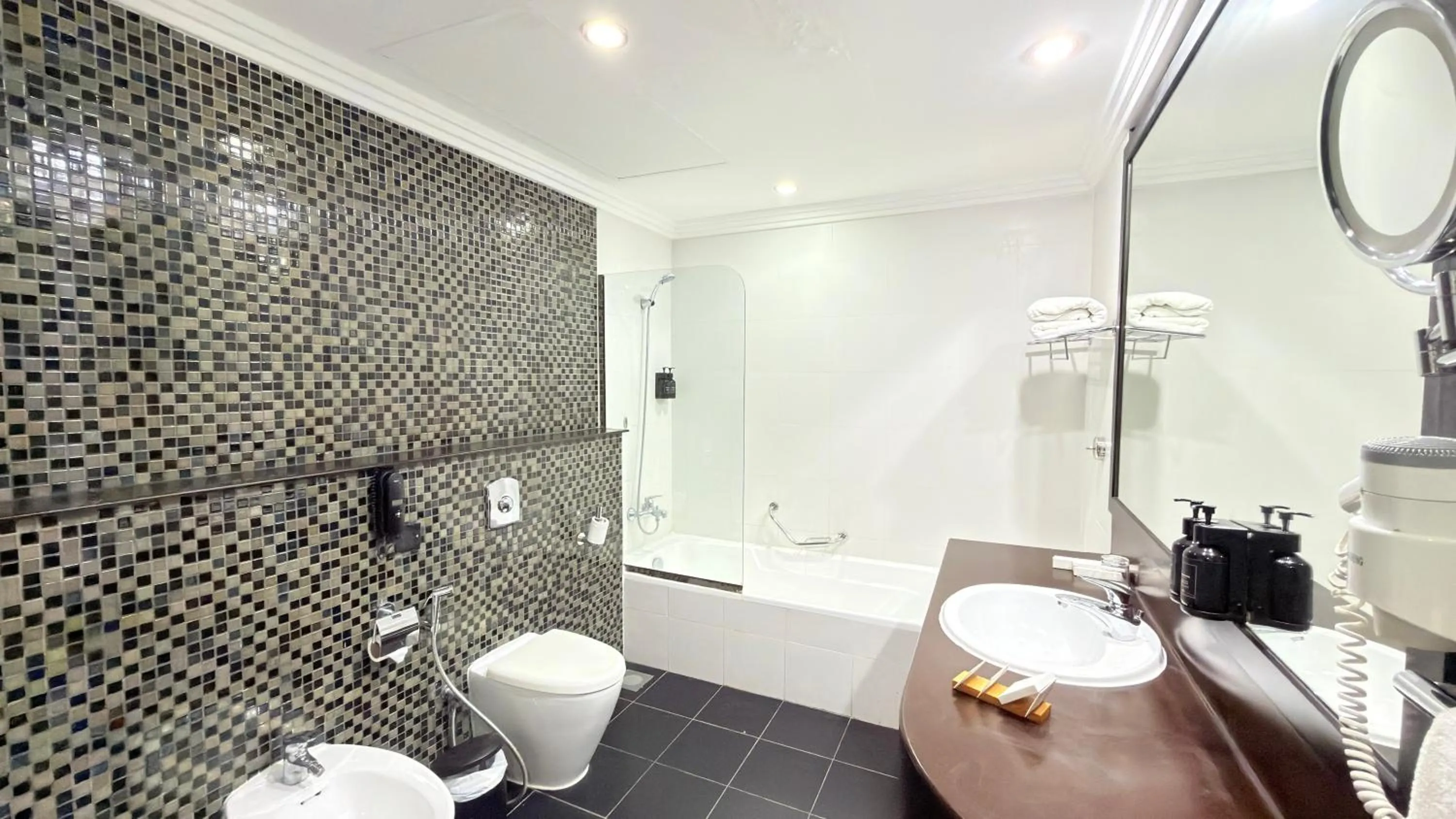 Shower in Sunday Mangrove Corniche Hotel, Ras Al Khaimah