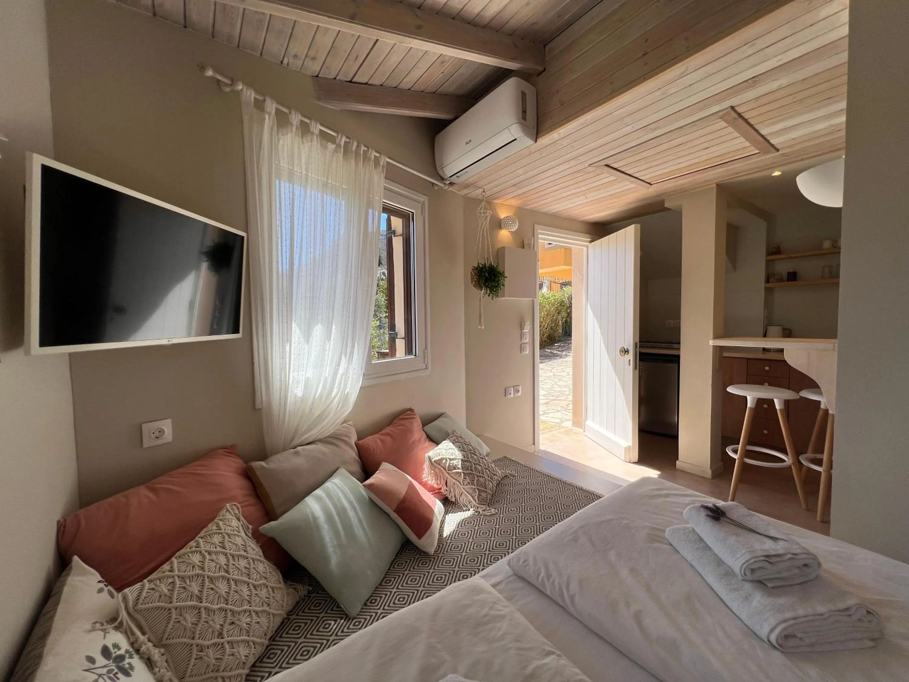 Living room, Bed in Kapella Apartments