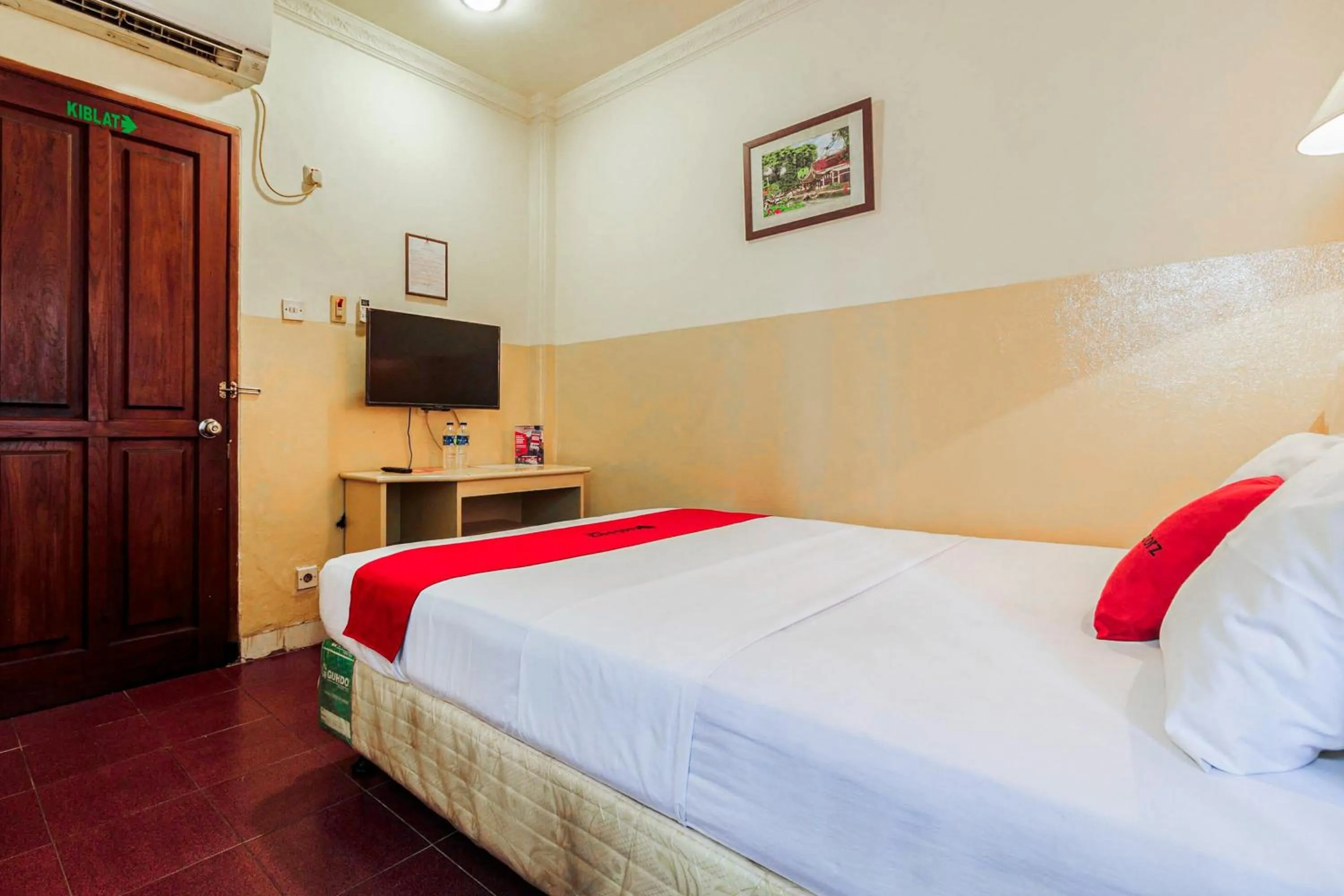 Bedroom, Bed in RedDoorz @ Jalan Jaksa